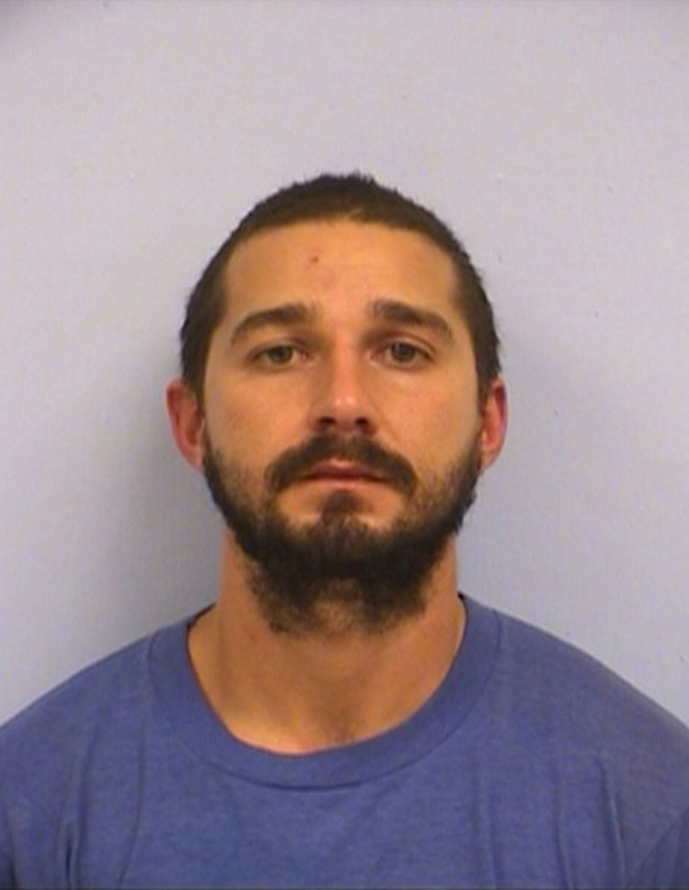 Shia LaBeouf sob custódia no Departamento de Polícia de Austin por intoxicação pública em 2015