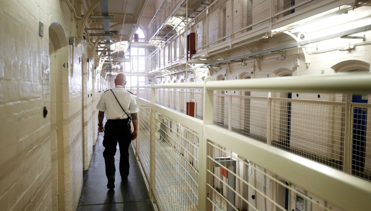 Former Lord Chief Justice calls for end to longer prison sentences amid overcrowding