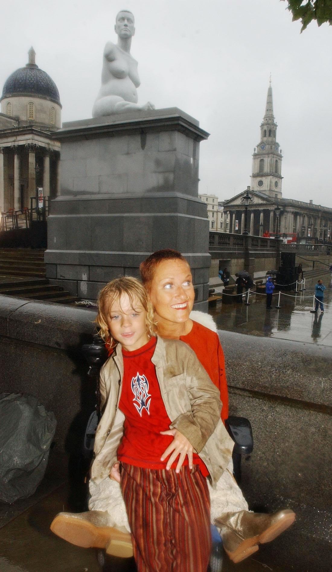 Lapper with Parys at the unveiling of Marc Quinn’s statue in September 2005