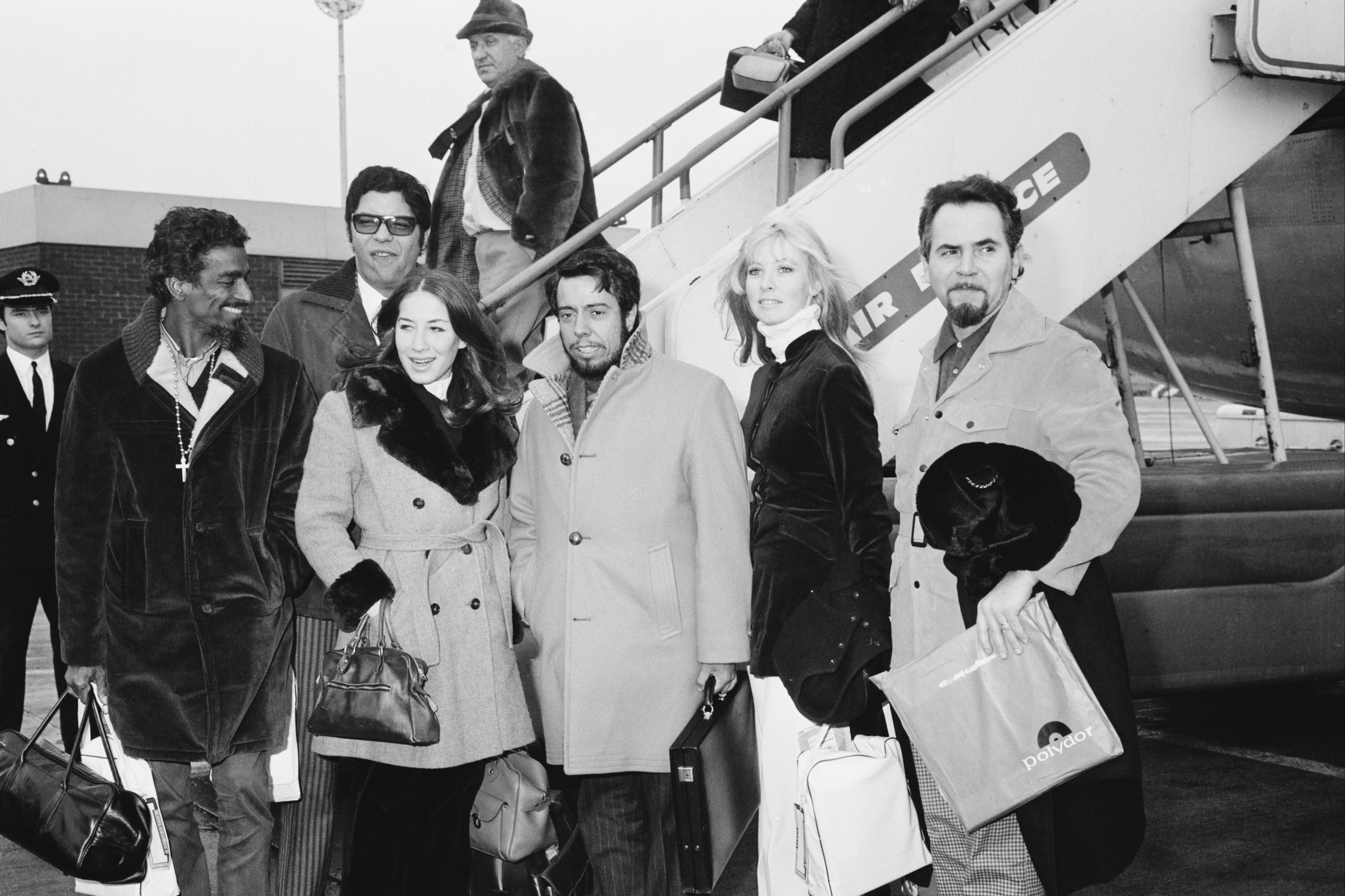 Sergio Mendes com sua banda Brasil '66 no aeroporto de Heathrow, em Londres, em 14 de janeiro de 1969