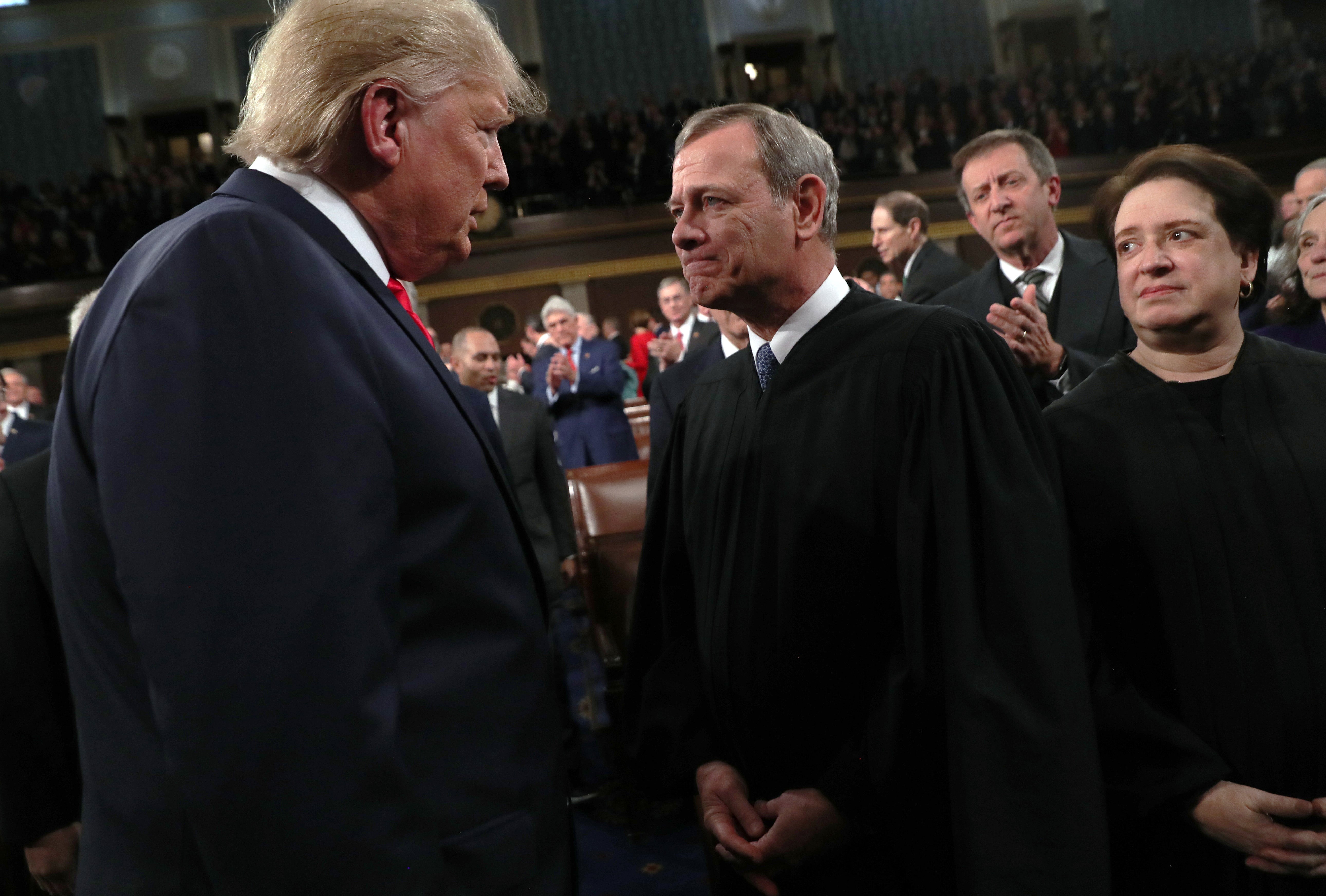 Roberts berjabat tangan dengan mantan presiden Donald Trump pada bulan Februari 2020. Roberts dilaporkan mengarahkan pengadilan untuk memberikan kemenangan kepada Trump dalam tiga kasus pada masa jabatan terakhir.