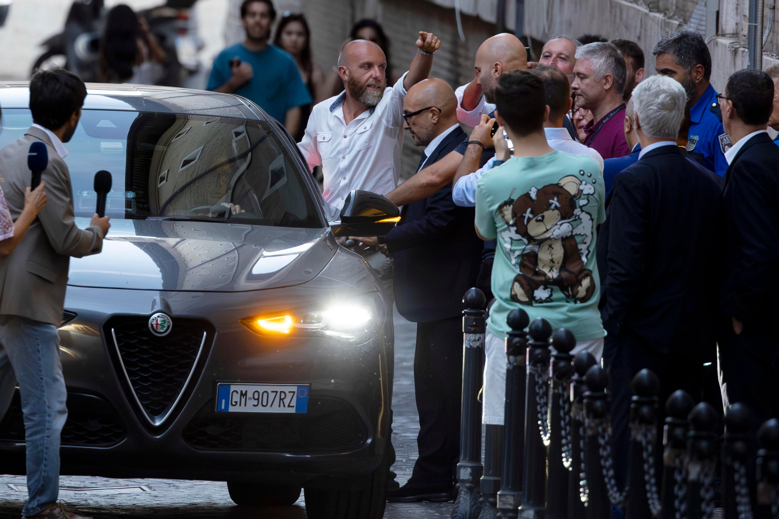 Gennaro Sangiuliano (C) meninggalkan kementerian di Roma, Italia, pada hari Jumat setelah mengajukan pengunduran dirinya