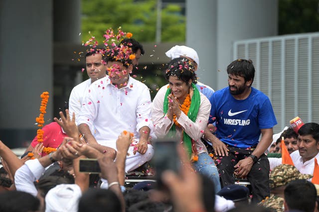 <p>Indian wrestler Vinesh Phogat, who was disqualified from the women's 50kg free-style final at the Paris Olympics for being 100g overweight, is welcomed upon her arrival at the Indira Gandhi International Airport in New Delhi</p>