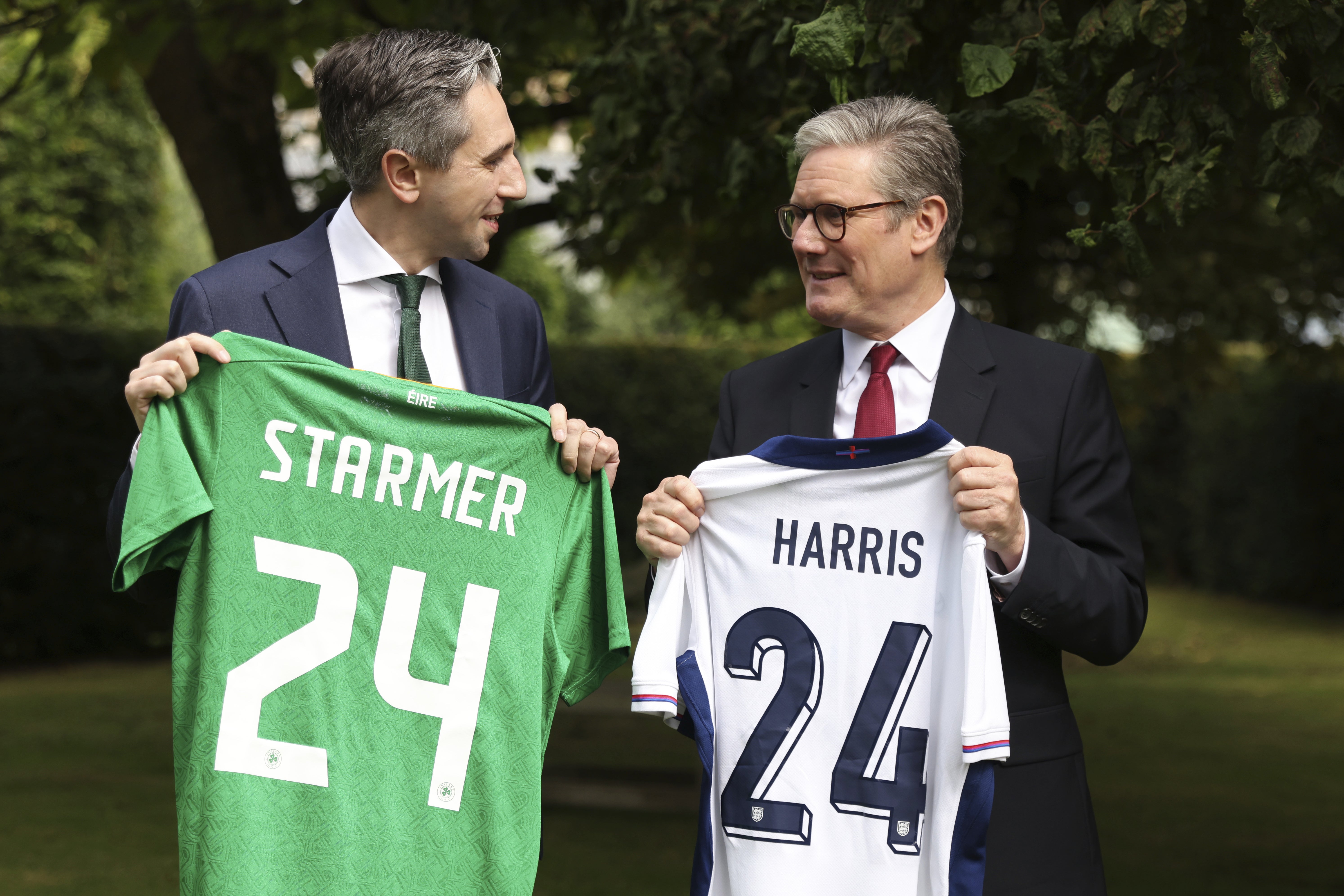 Taoiseach Simon Harris and Prime Minister Sir Keir Starmer swapped personalised jerseys (Peter Morrison/PA)