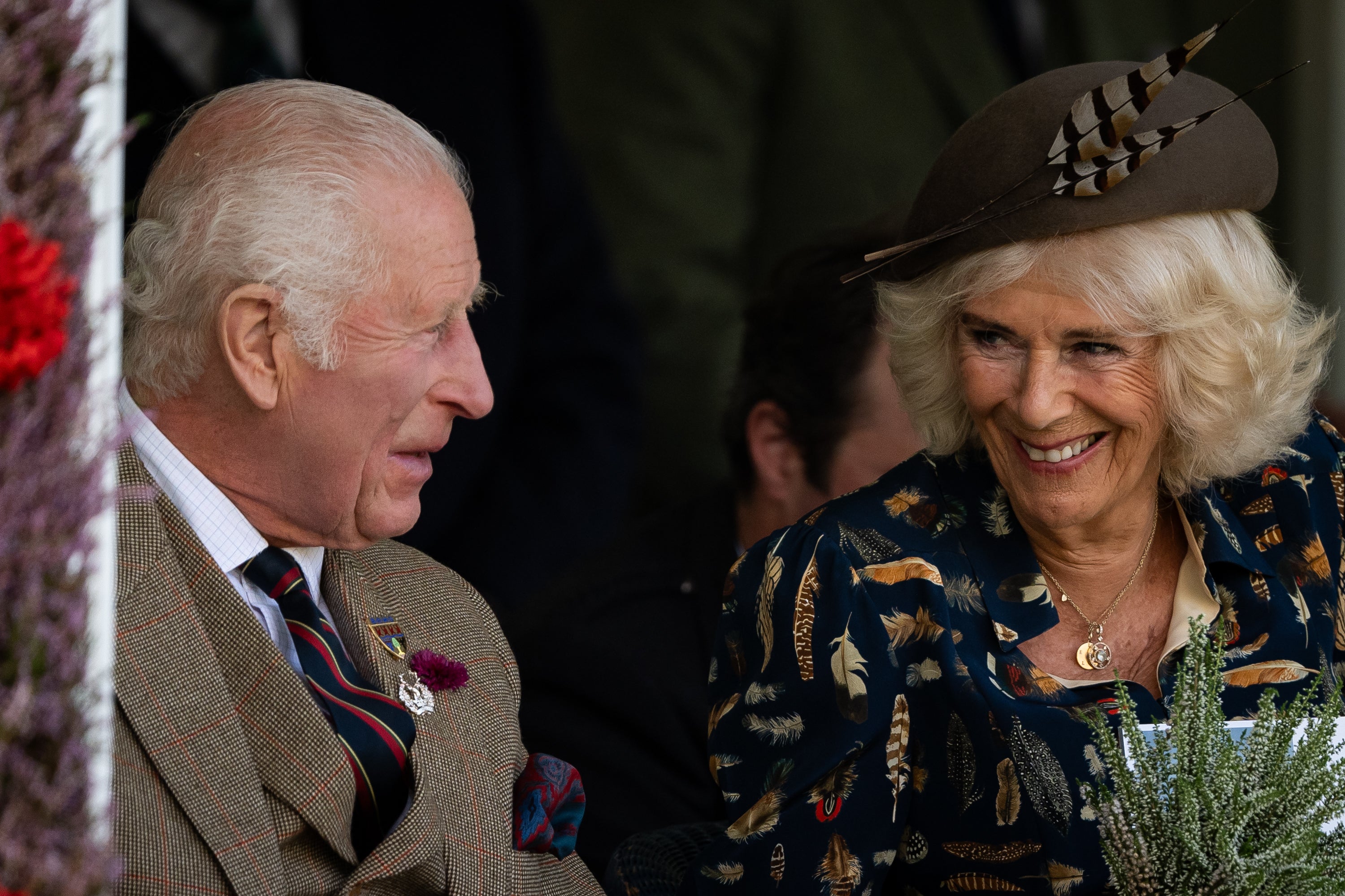 Charles e Camilla em breve receberão 300 pessoas de toda a Commonwealth.