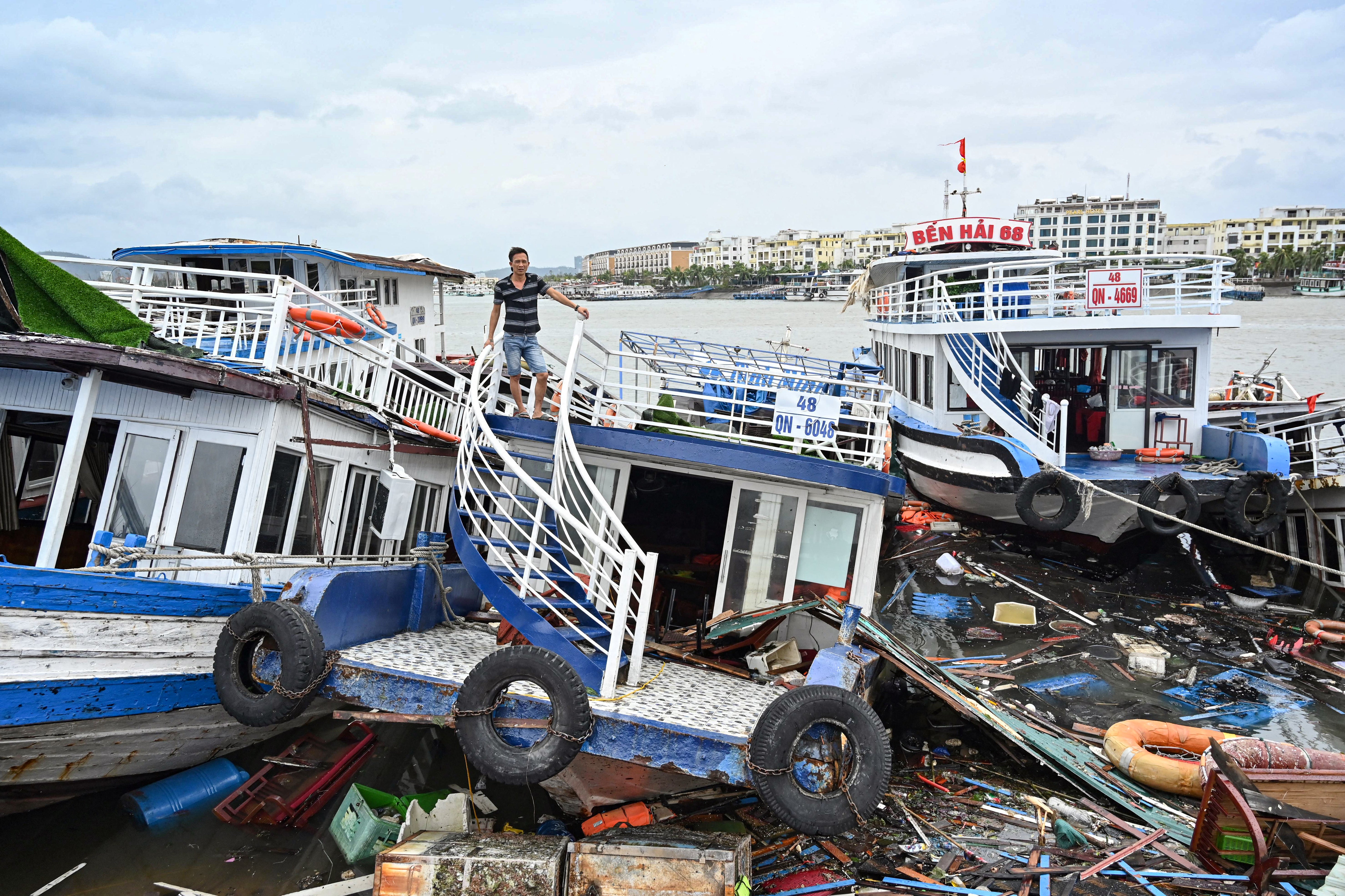 Một người đàn ông kiểm tra chiếc thuyền bị hư hỏng của mình sau khi siêu bão Yagi đổ bộ vào vịnh Hạ Long, tỉnh Quảng Ninh, vào ngày 8 tháng 9 năm 2024