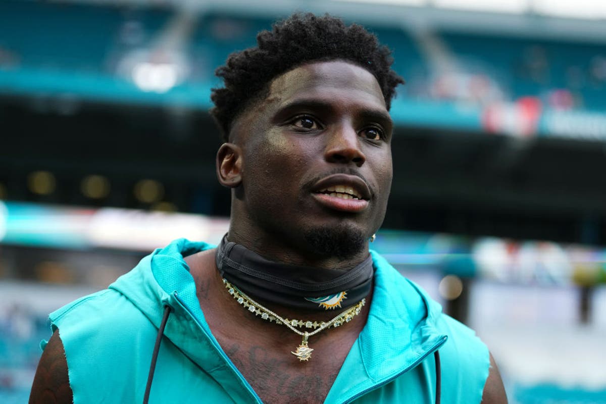 Tyreek Hill detained by police and handcuffed hours before start of NFL season