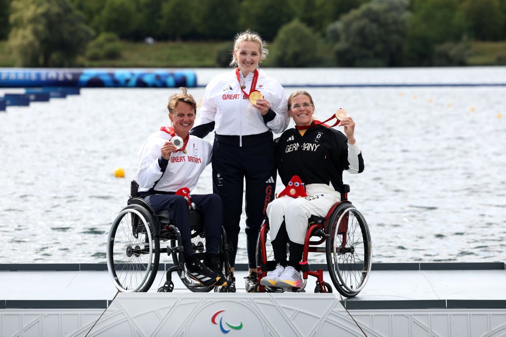 Former swimmer Charlotte Henshaw and Emma Wiggs earlier delivered a British one-two on the final day in Paris