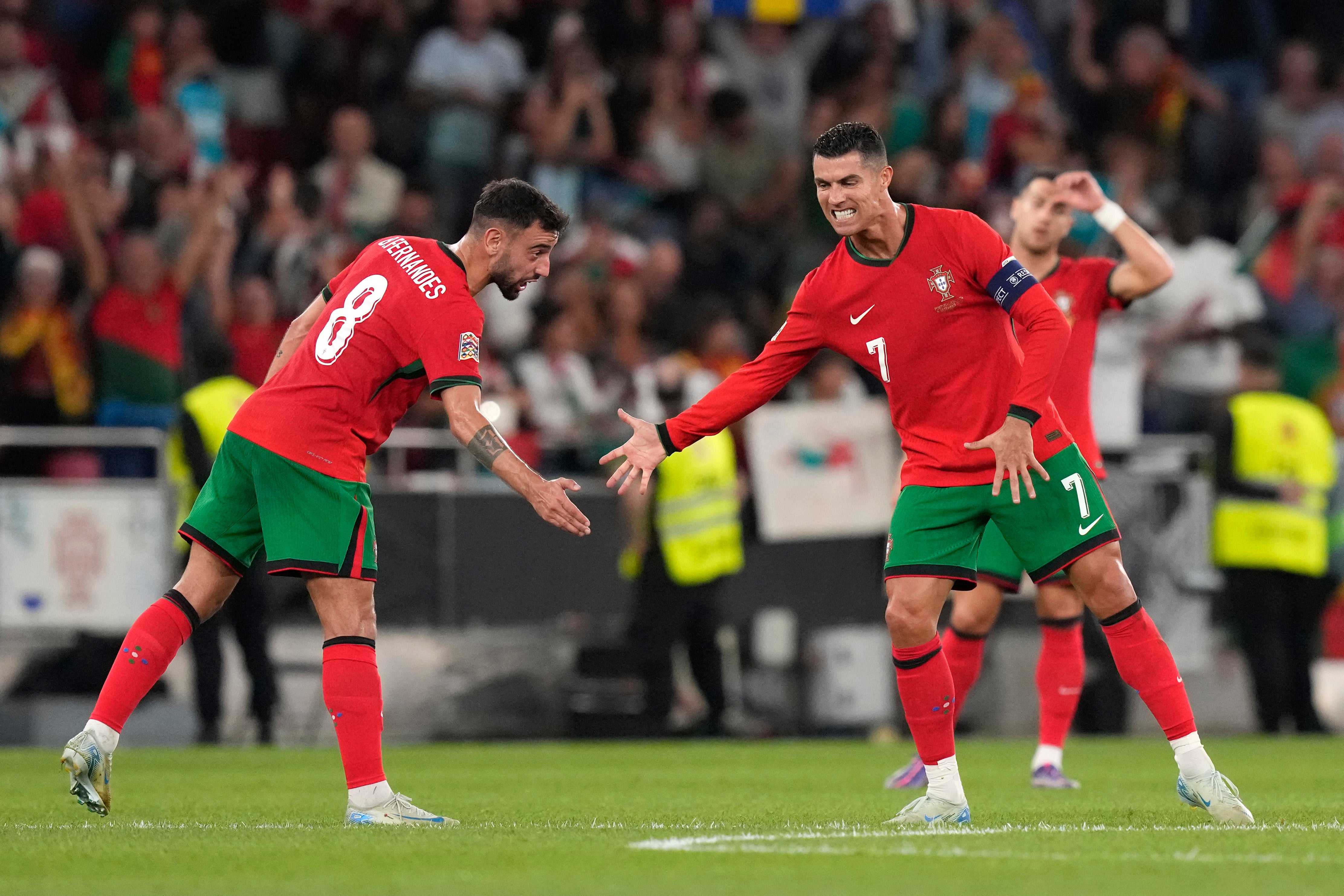 Bruno Fernandes comemora com Cristiano Ronaldo (AP Photo/Armando Franca)