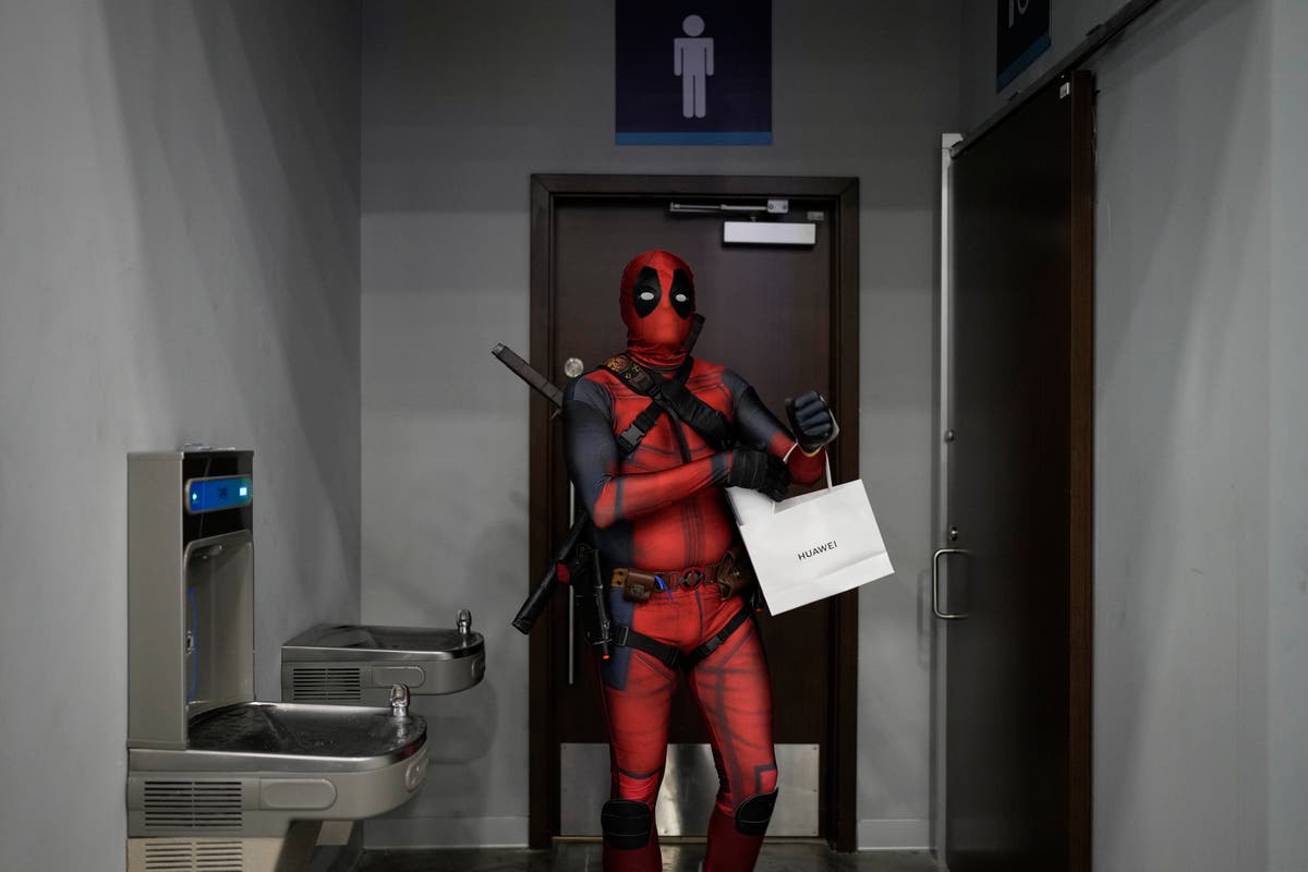 A patient photographer captures &lsquo;Deadpool&rsquo; in a spontaneous moment at Comic-Con