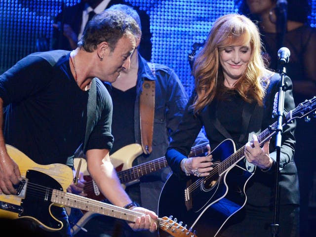 <p>Patti Scialfa (derecha) con su marido y compañero de banda, Bruce Springsteen, en la gala de la Persona del Año de MusiCares, una organización benéfica afiliada a The Recording Academy</p>