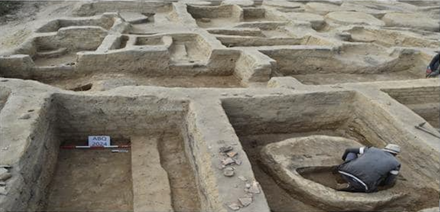 <p>Ancient Egyptian architectural units uncovered at Tell Al-Abqain site</p>