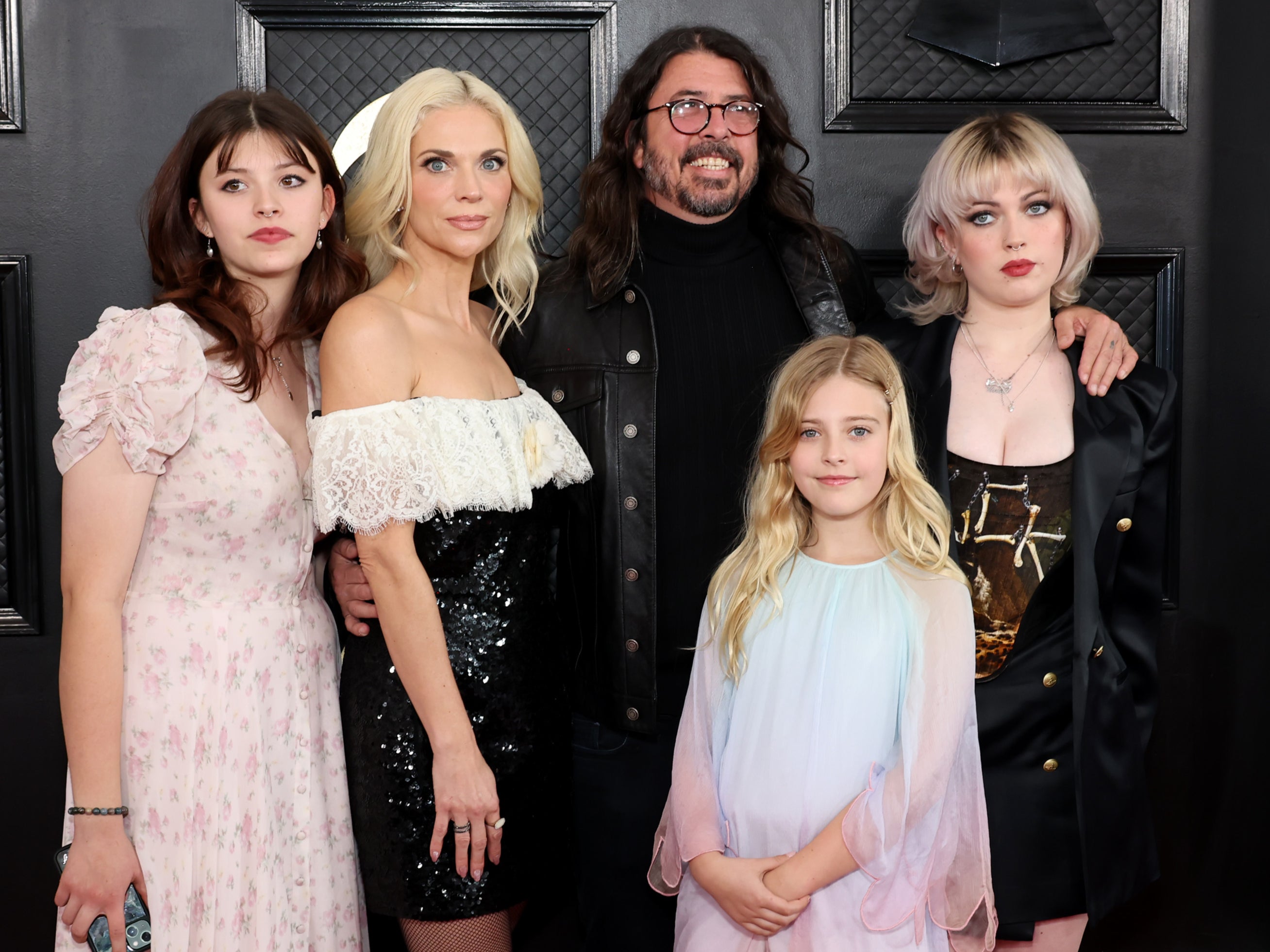 Grohl com sua esposa Jordyn Blum e os filhos Harper, Ophelia e Violet Grohl