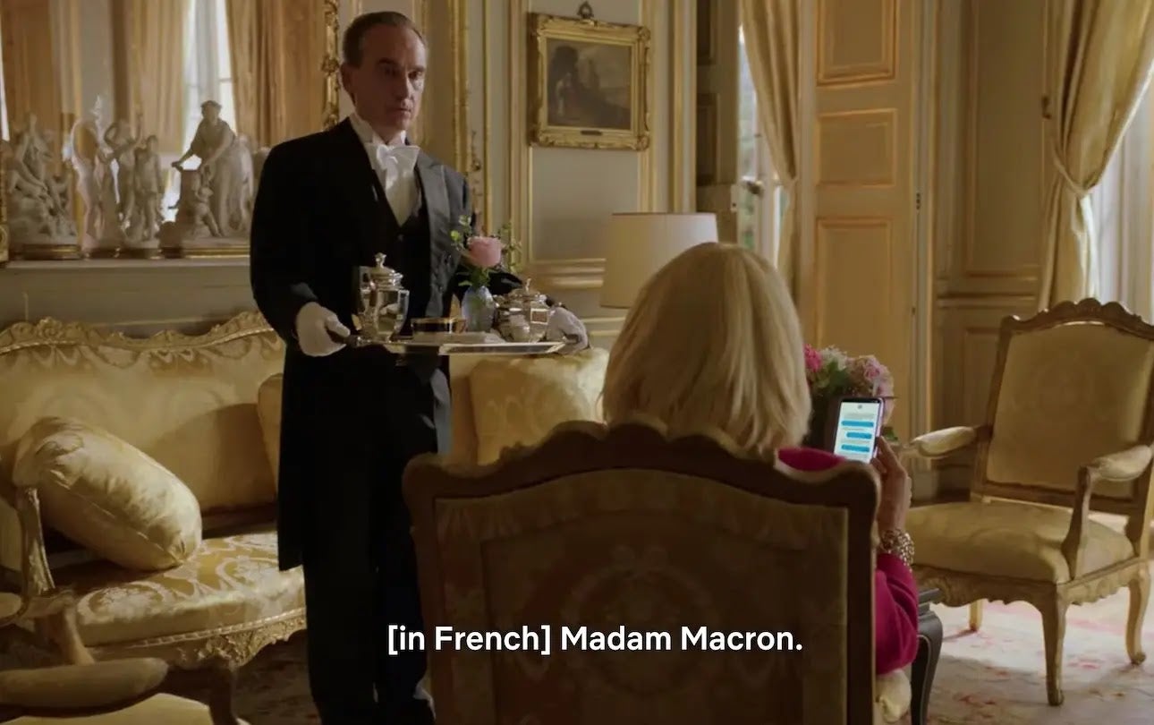 Uma cena da primeira temporada mostra Brigitte Macron compartilhando a postagem de Emily