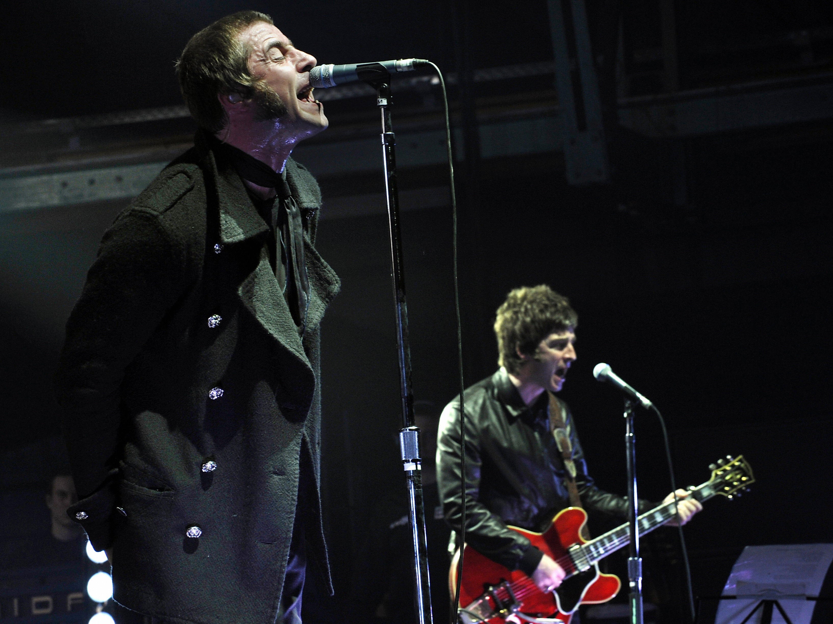 Oasis se apresentando em fevereiro de 2009