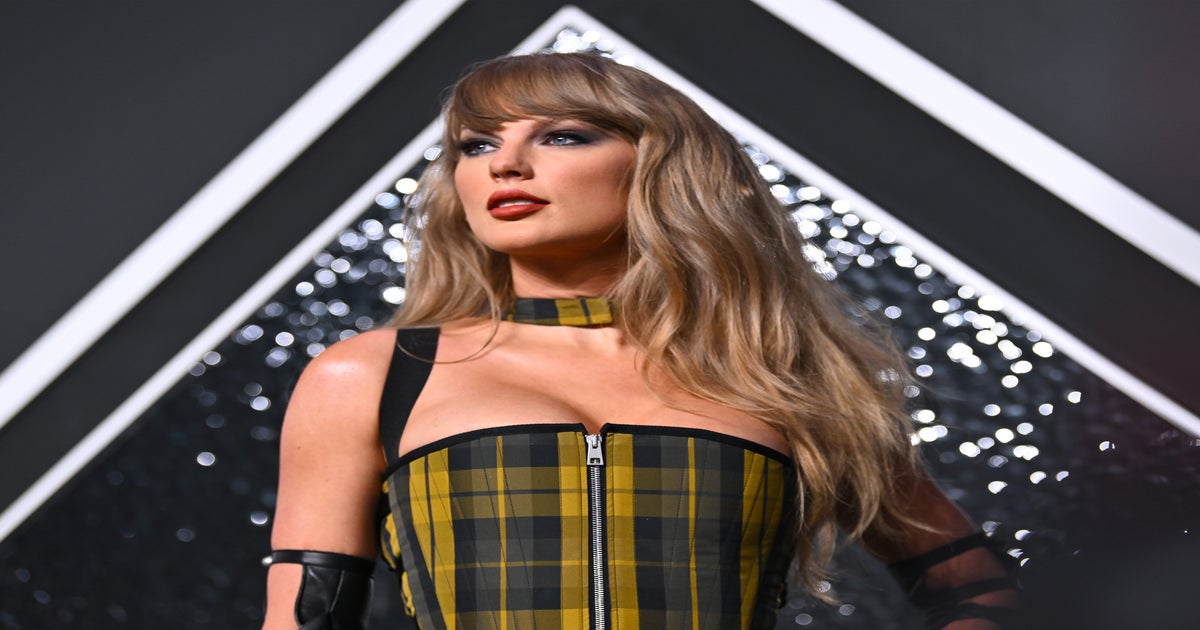 taylor swift black and gold dress what's an iconic taylor look that you guys will never get over? i'll start;  : r/TaylorSwift