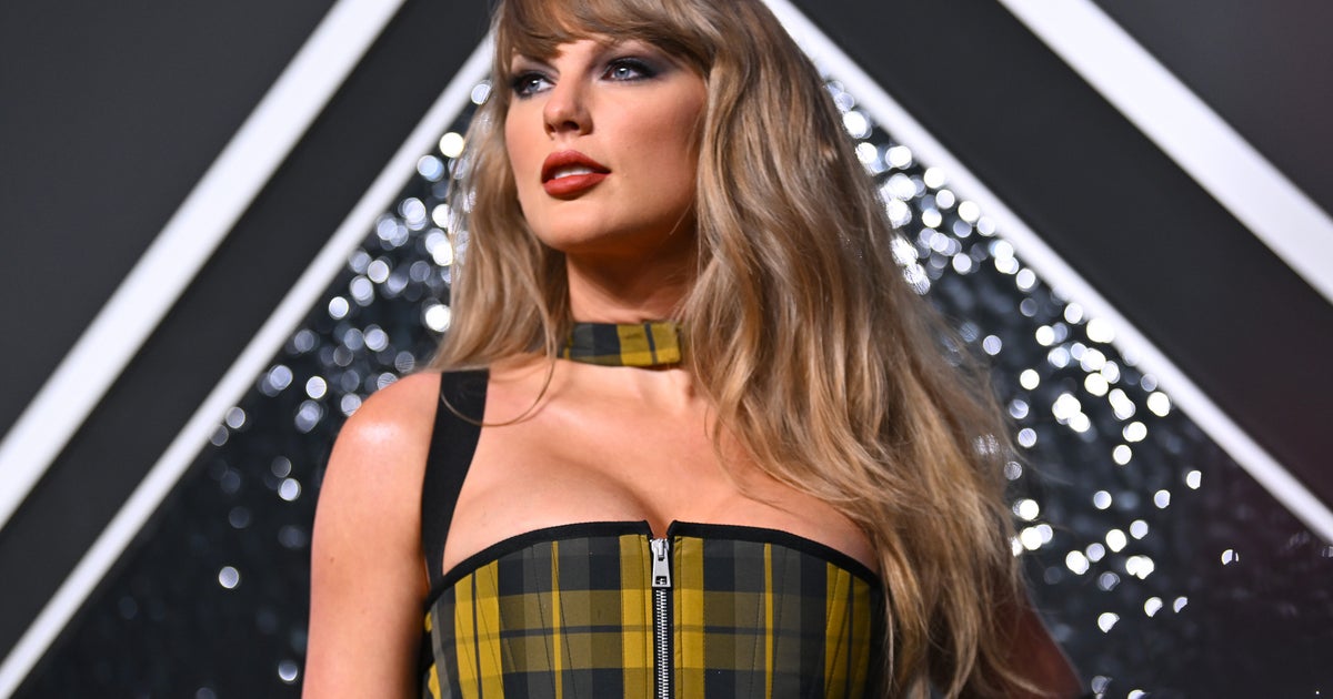 taylor swift black and gold dress what's an iconic taylor look that you guys will never get over? i'll start; : r/TaylorSwift