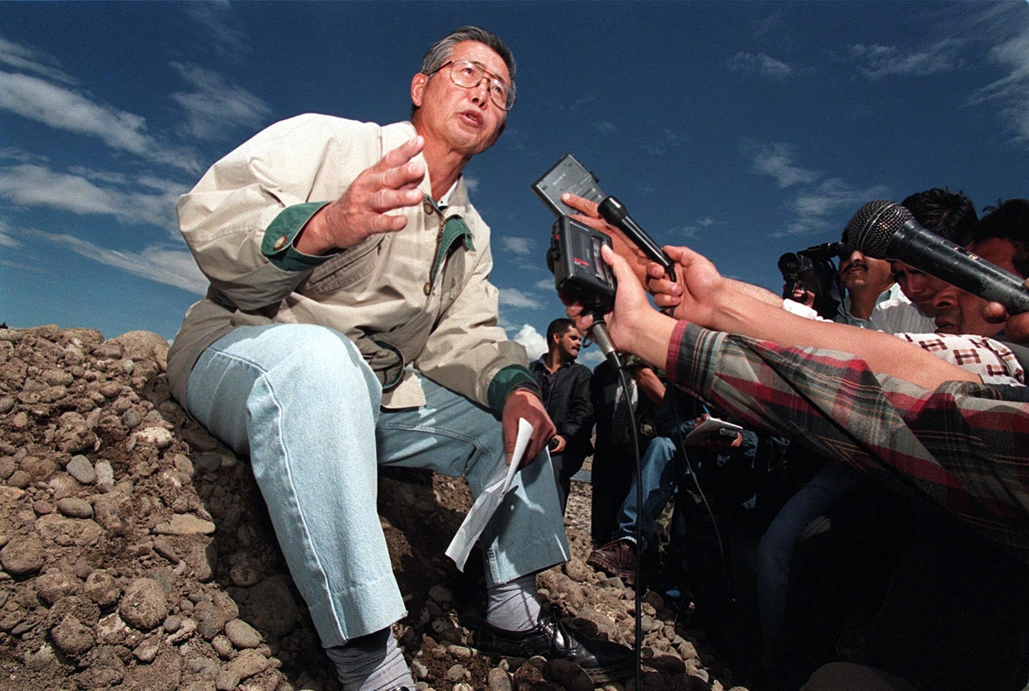 Fujimori(L) talks to reporters during a visit to Hunacayo, 310 Km east of Lima, 05 May 1999