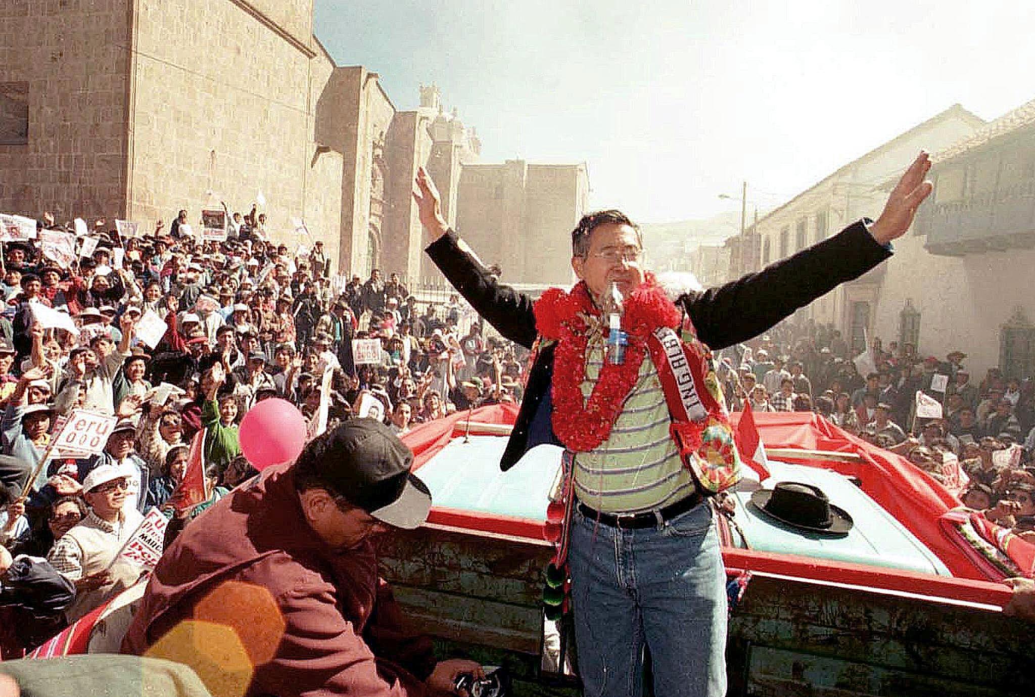 Fujimori greets supporters during an 05 April 2000 campaign stop in Puno, Peru