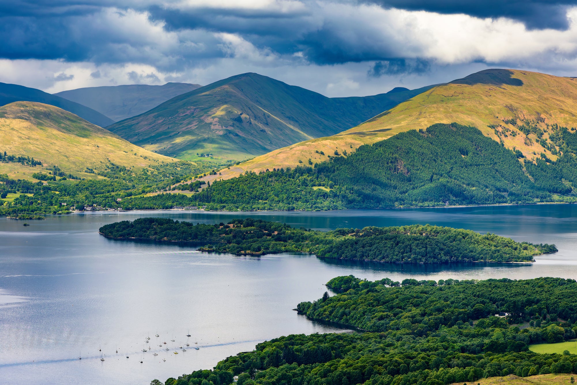 O clima pode ser imprevisível, mas Loch Lomond é uma beleza em todos os momentos