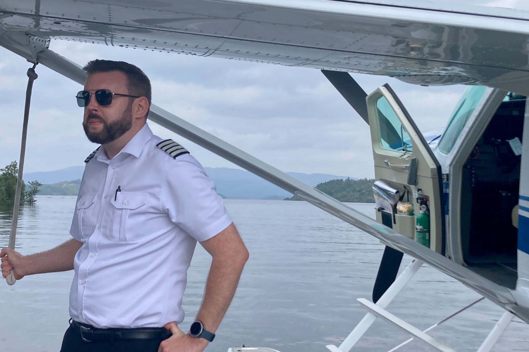 High-flyer: Piloto John ao lado do avião enquanto espera por Lock Lomond