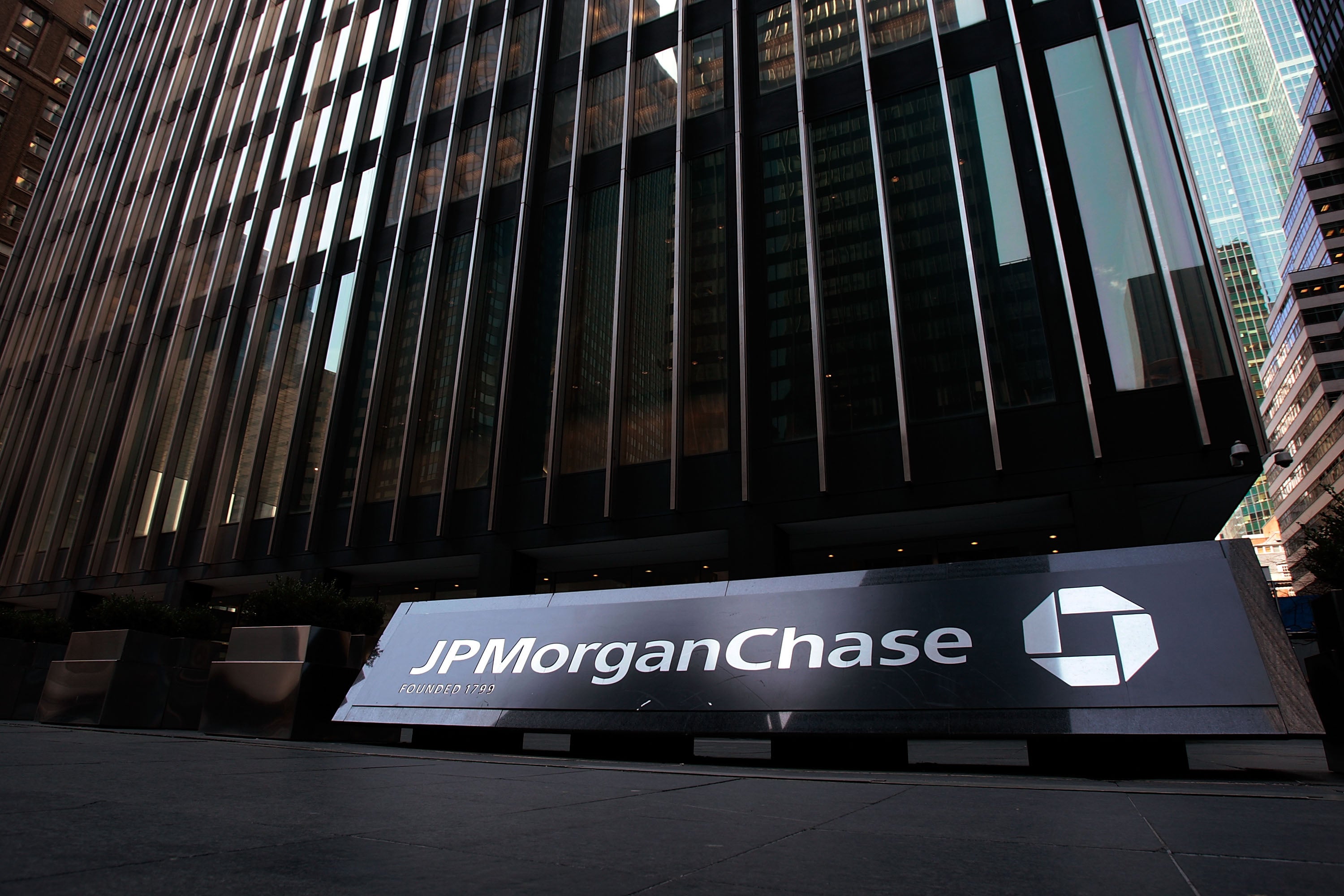 JPMorgan Chase will limit junior associates’ hours to 80 per week