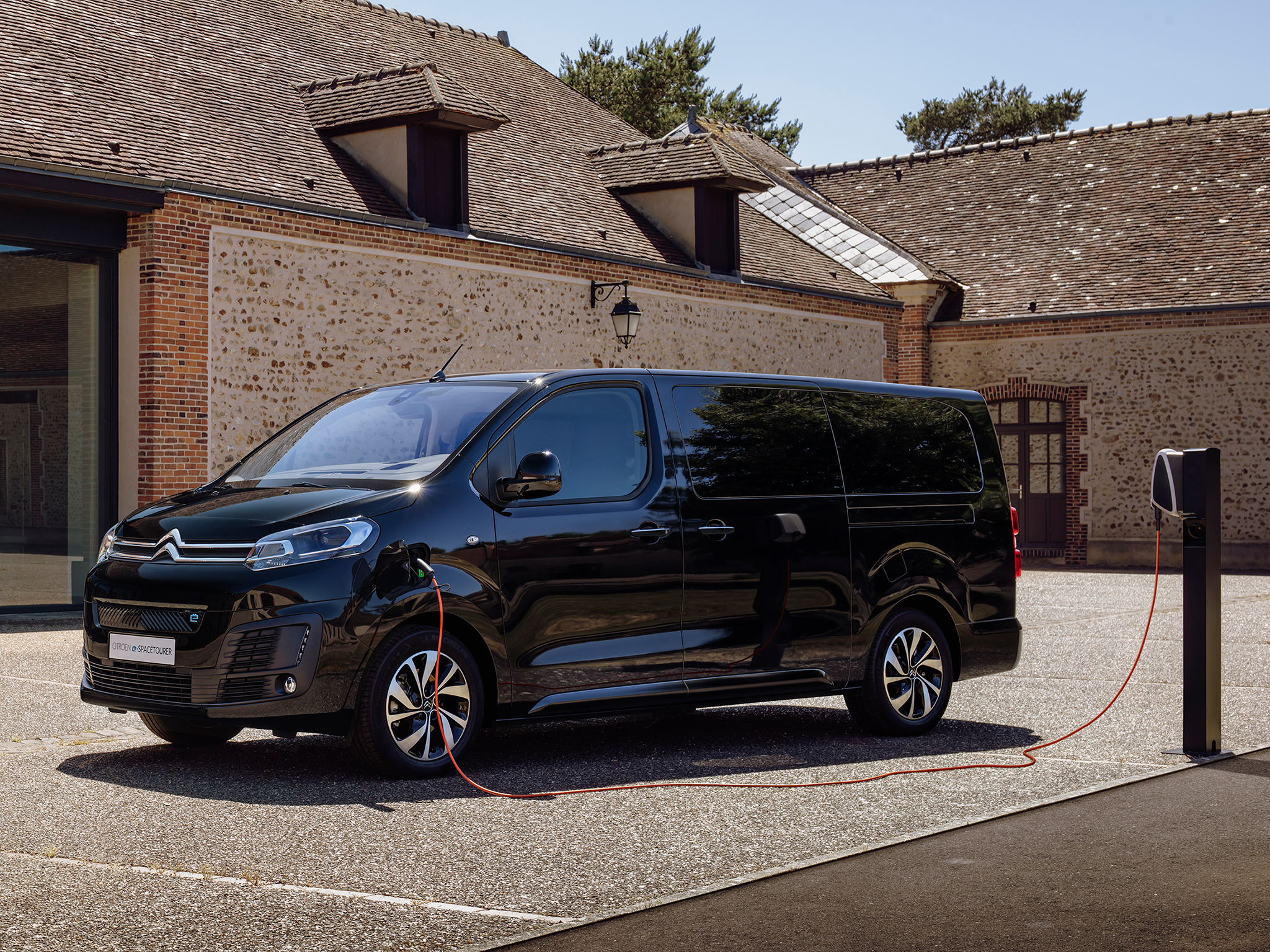 The Citroen e-SpaceTourer is available with a choice of two battery sizes, with the 75kWh unit offering a range of up to 215 miles