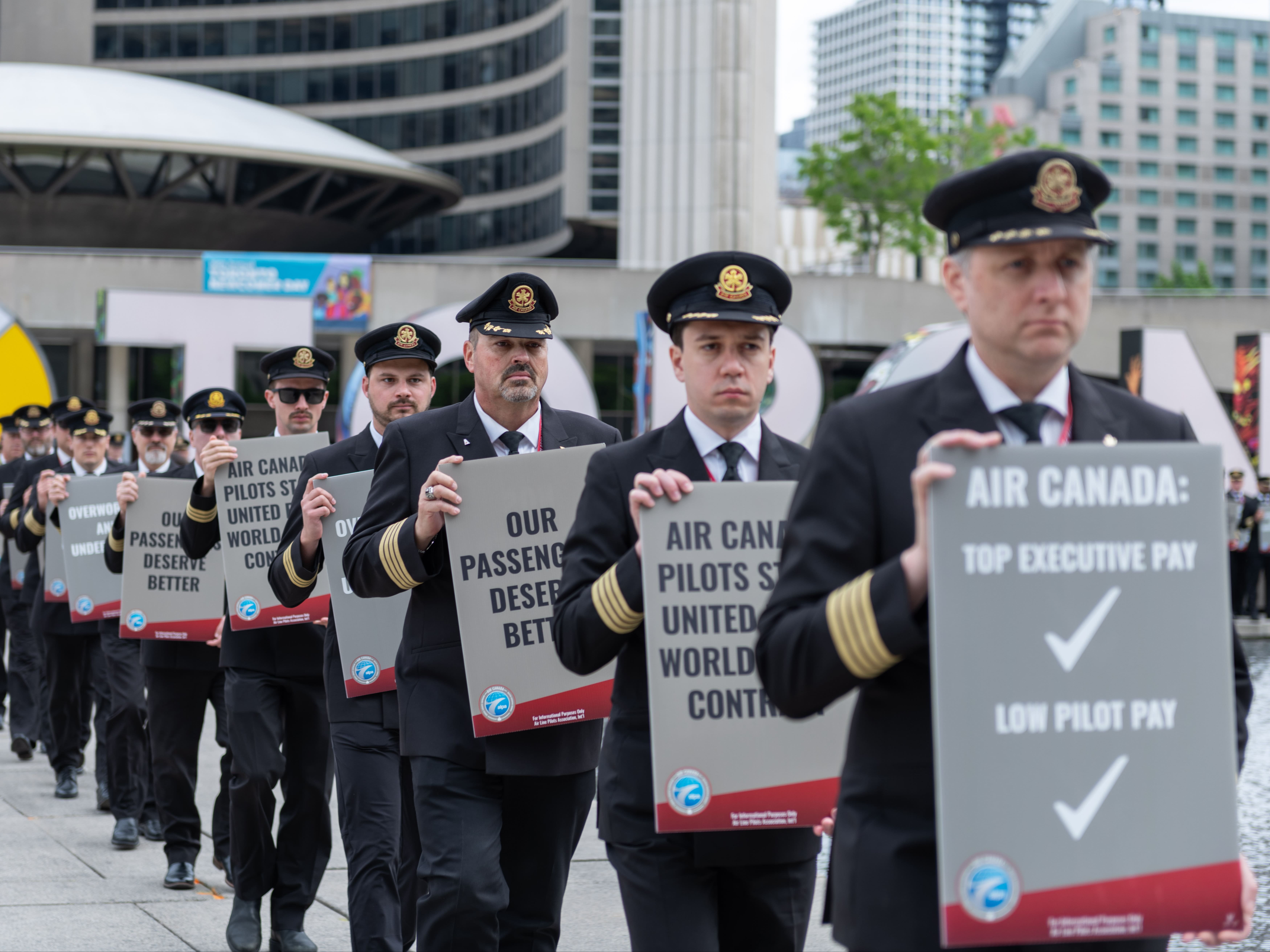 Alinhando: Pilotos da Air Canada demonstrando em Toronto