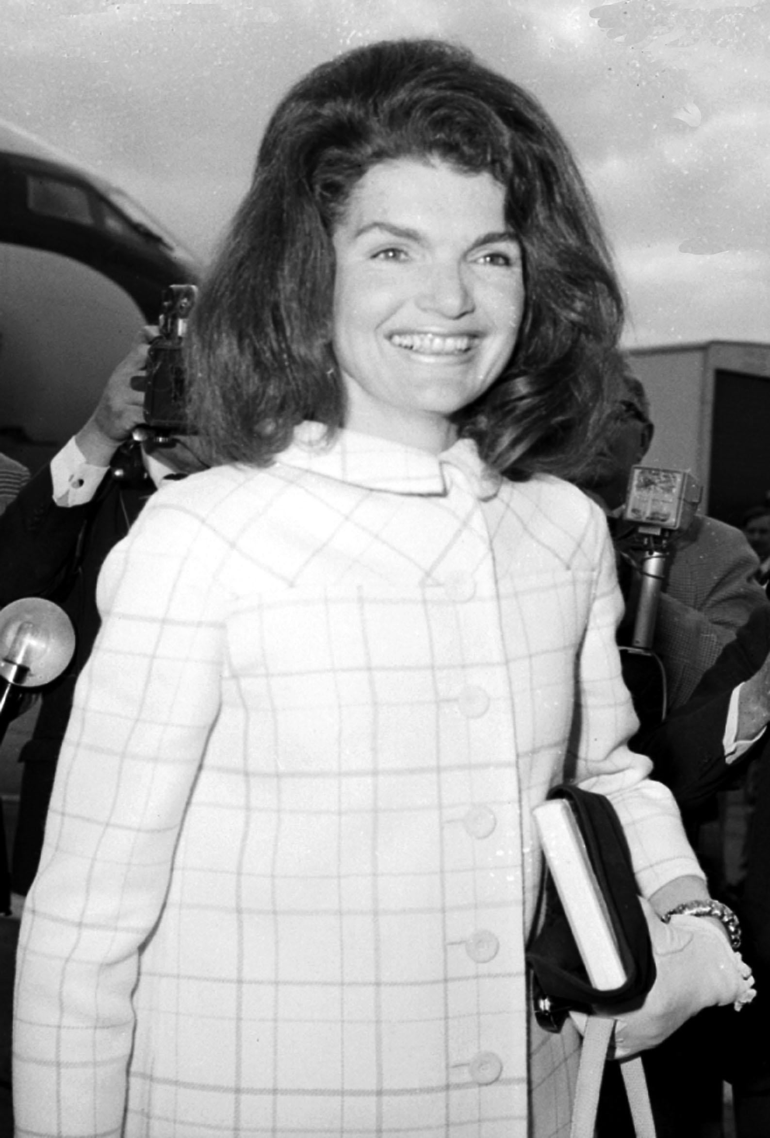 Jackie Kennedy fu sposata con il defunto presidente JFK dal 1953 fino al suo assassinio nel 1963. Condivisero quattro figli, anche se solo due sopravvissero all'infanzia.