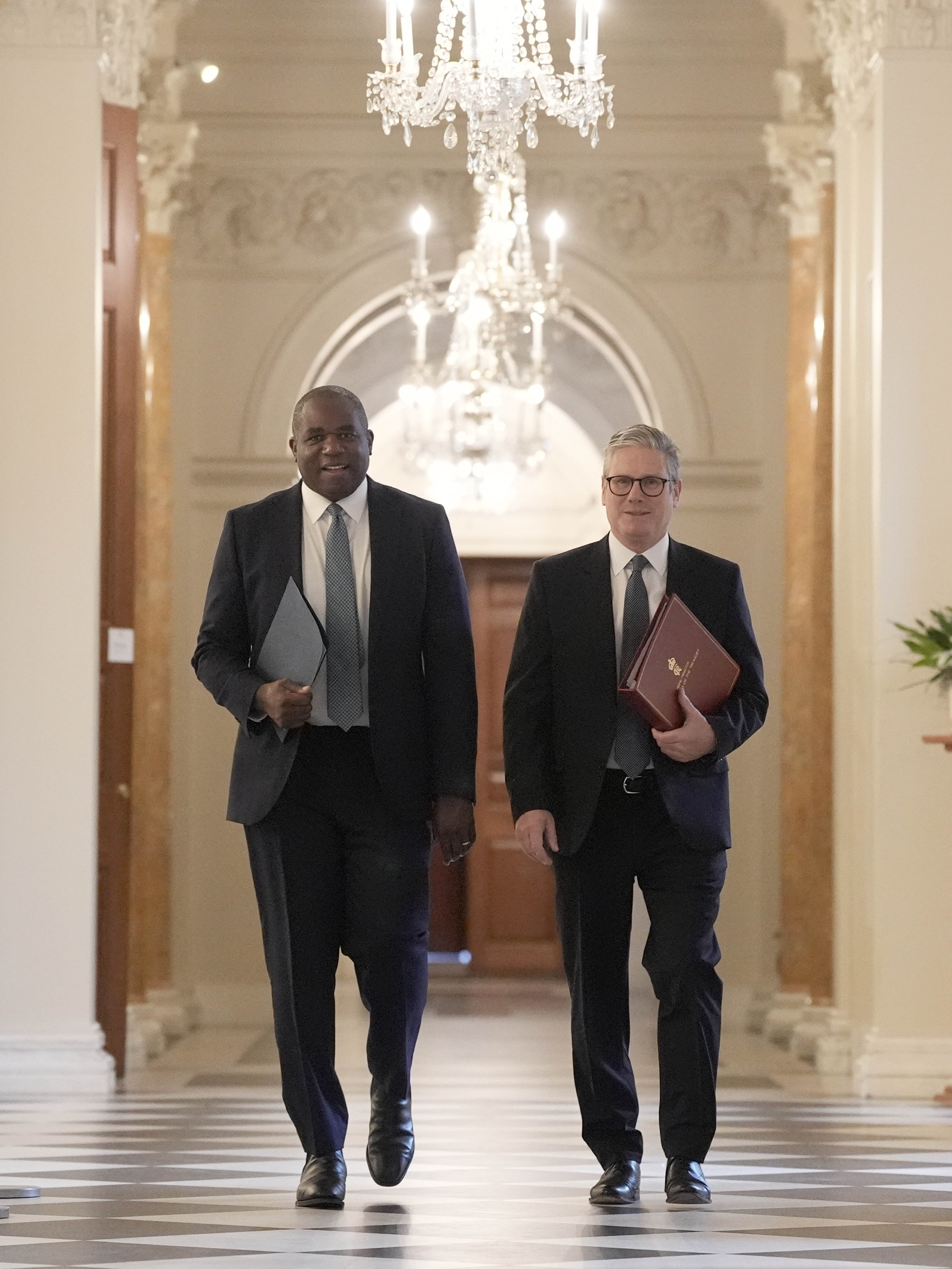 O primeiro-ministro Sir Keir Starmer (à direita) e o secretário de Relações Exteriores David Lammy na residência do embaixador britânico em Washington antes de uma reunião com o presidente dos EUA, Joe Biden