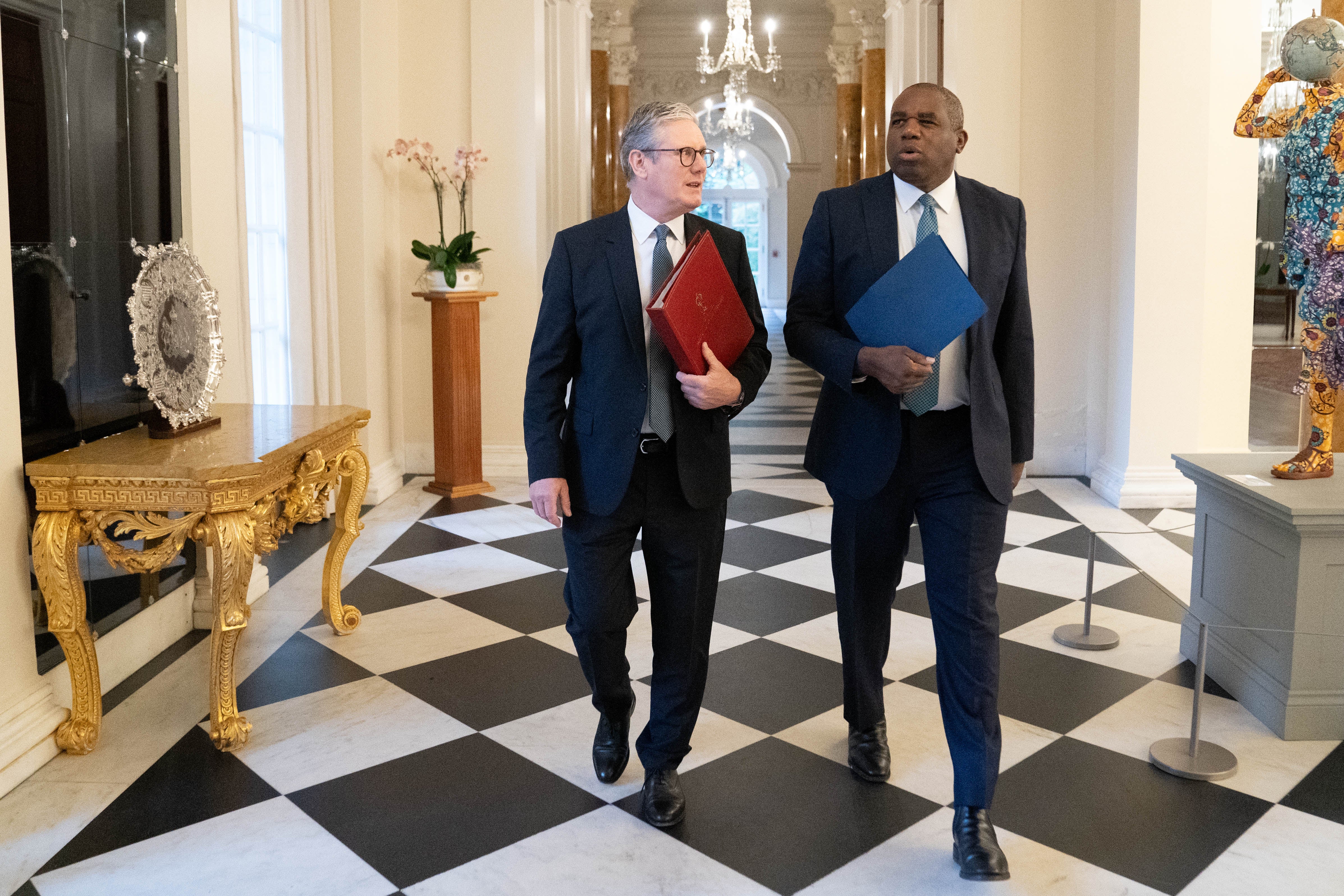 Sir Keir Starmer (L) and foreign secretary David Lammy (R) at the British ambassador's residence in Washington DC