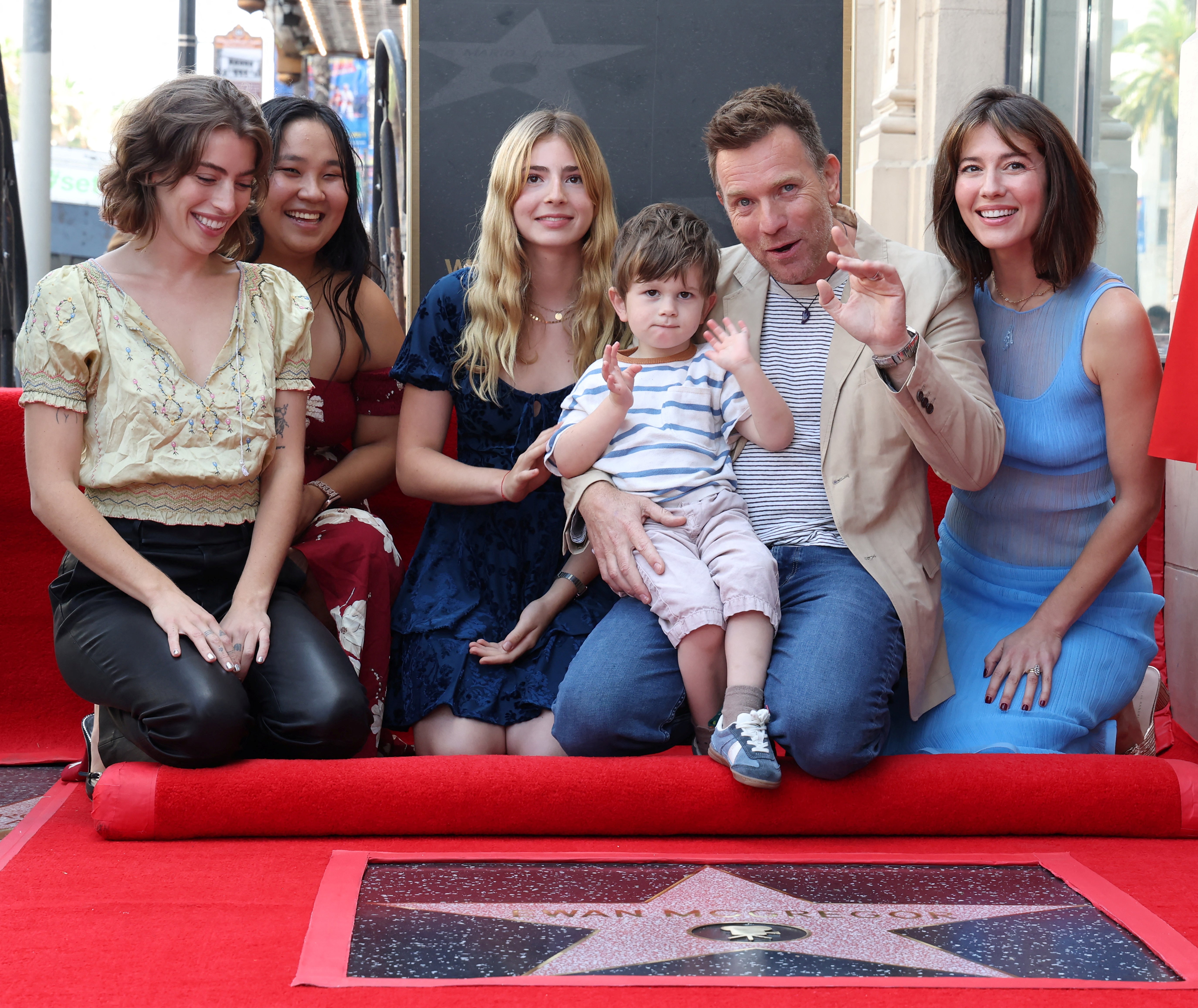 O ator escocês Ewan McGregor posa com sua esposa Mary Elizabeth Winstead e seus filhos, enquanto revela sua estrela na Calçada da Fama de Hollywood