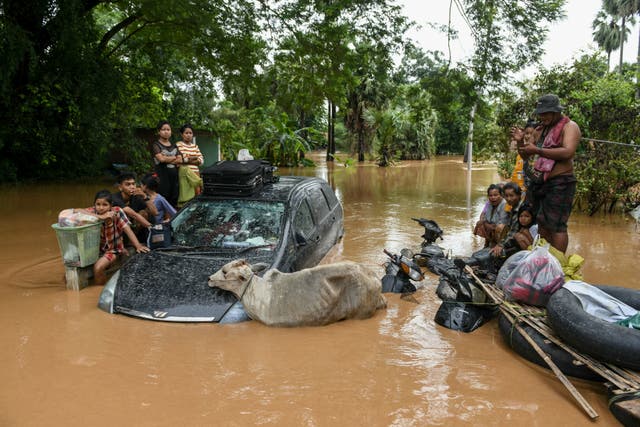 <p>Flood-affected residents wait for a rescue boat to arrive in Taungoo, Myanmar's Bago region</p>