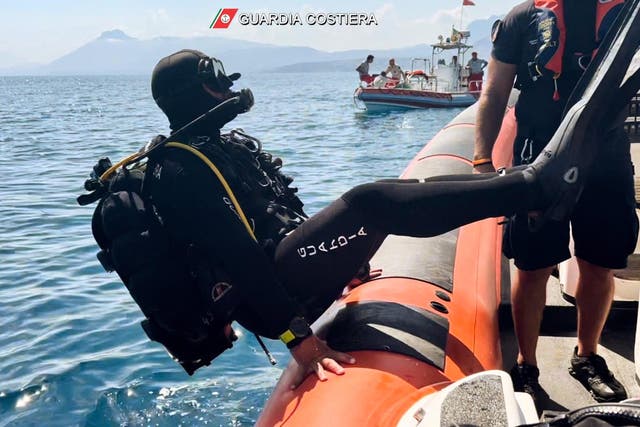 <p>Buceadores especializados de la Guardia Costera italiana recuperaron equipos de videovigilancia de los restos del yate Bayesian </p>