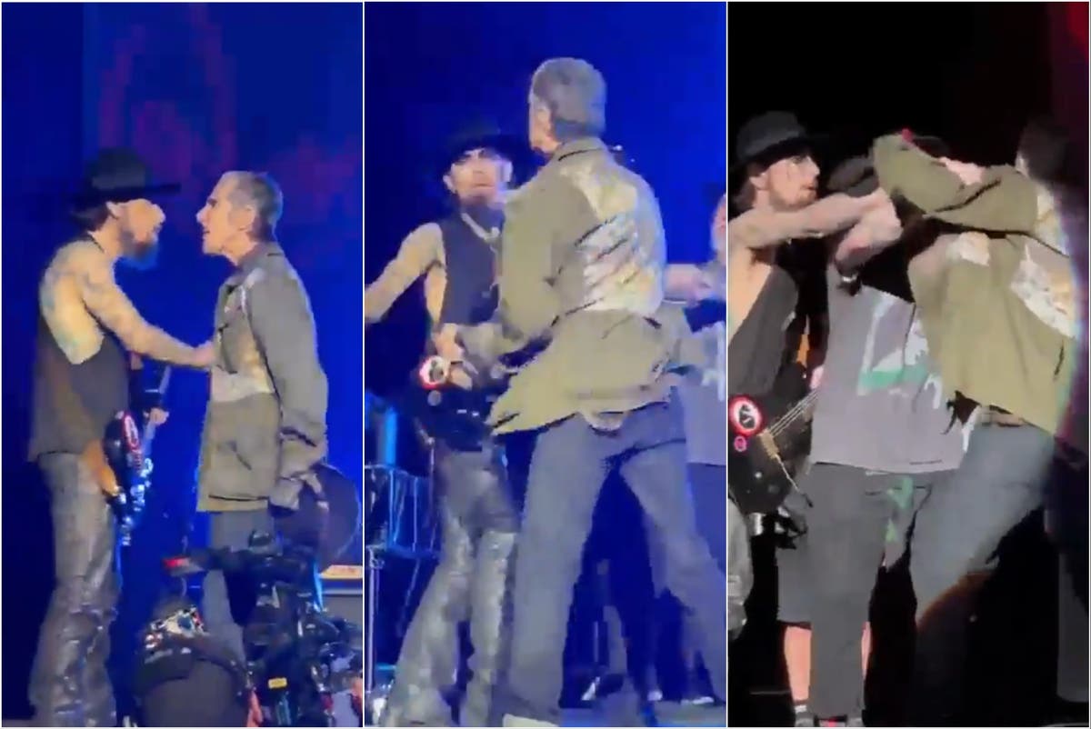 تنتهي حفلة Jane’s Addiction في حالة من الفوضى بعد أن ألقى بيري فاريل لكمة على عازف الجيتار ديف نافارو