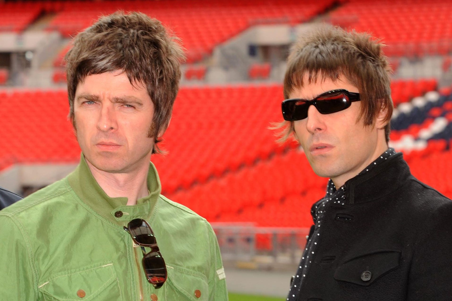 Noel e Liam Gallagher se juntarão no palco no próximo ano