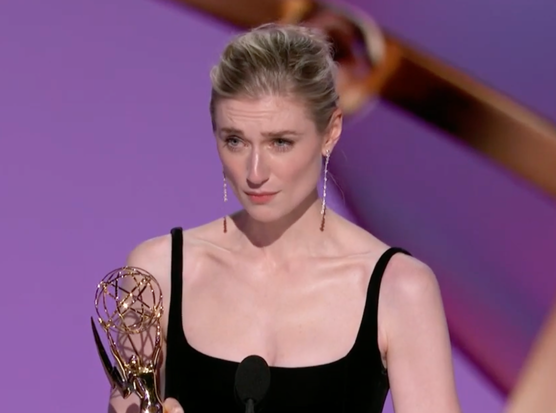 Debicki recebendo seu prêmio