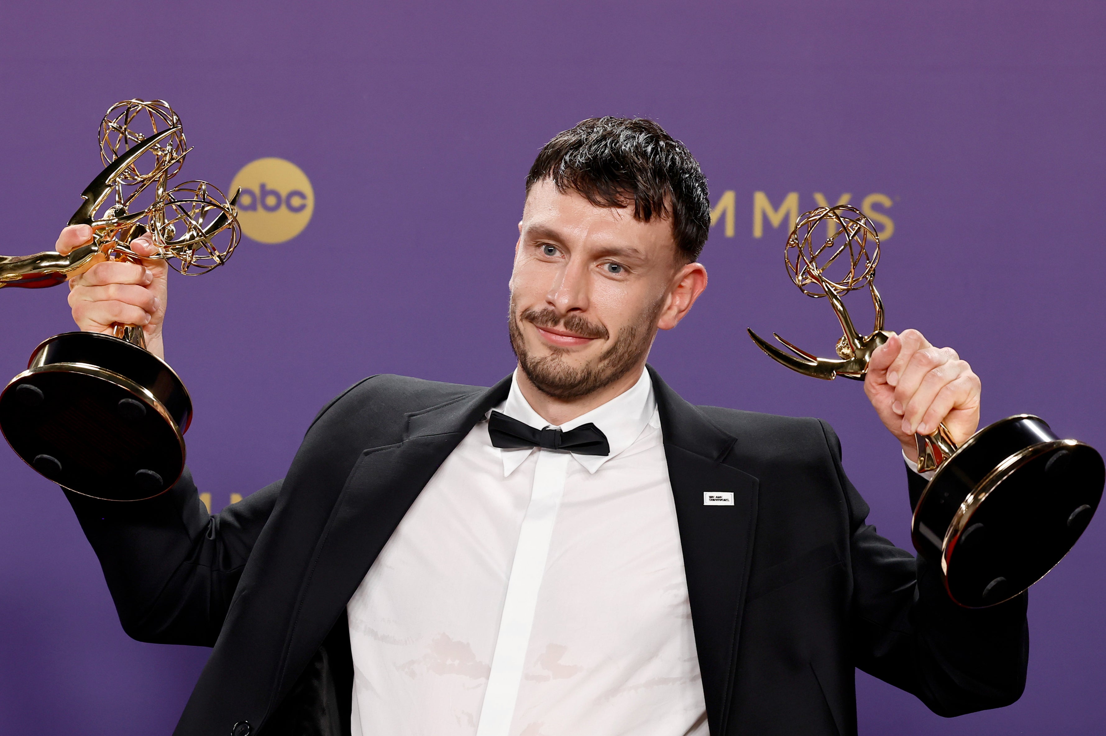 Richard Gadd posa com seus três prêmios Emmy