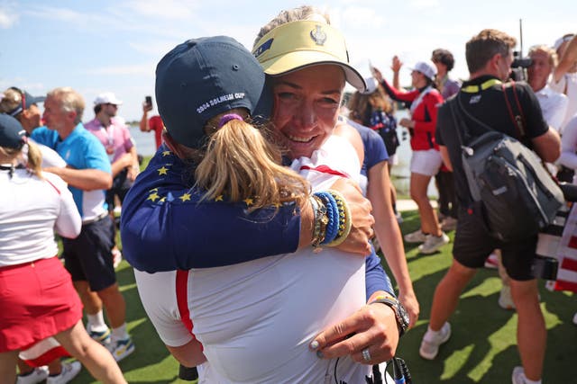 <p>Pettersen embraces winning USA captain Stacey Lewis </p>