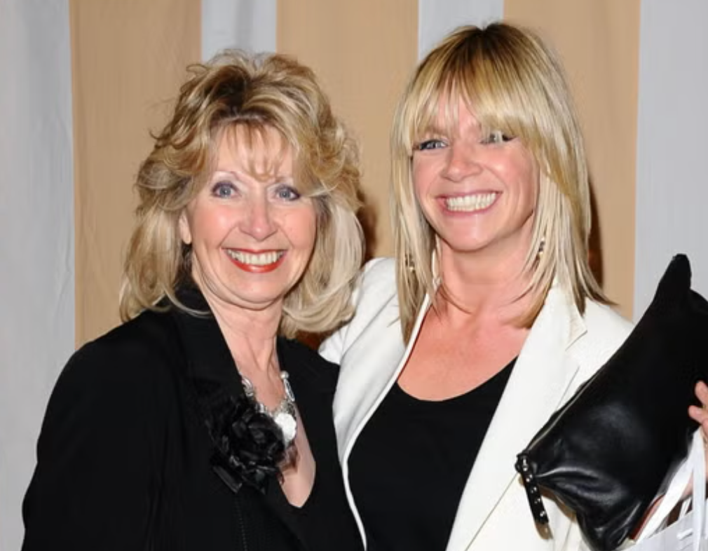 Zoe Ball fotografada com sua mãe Julia