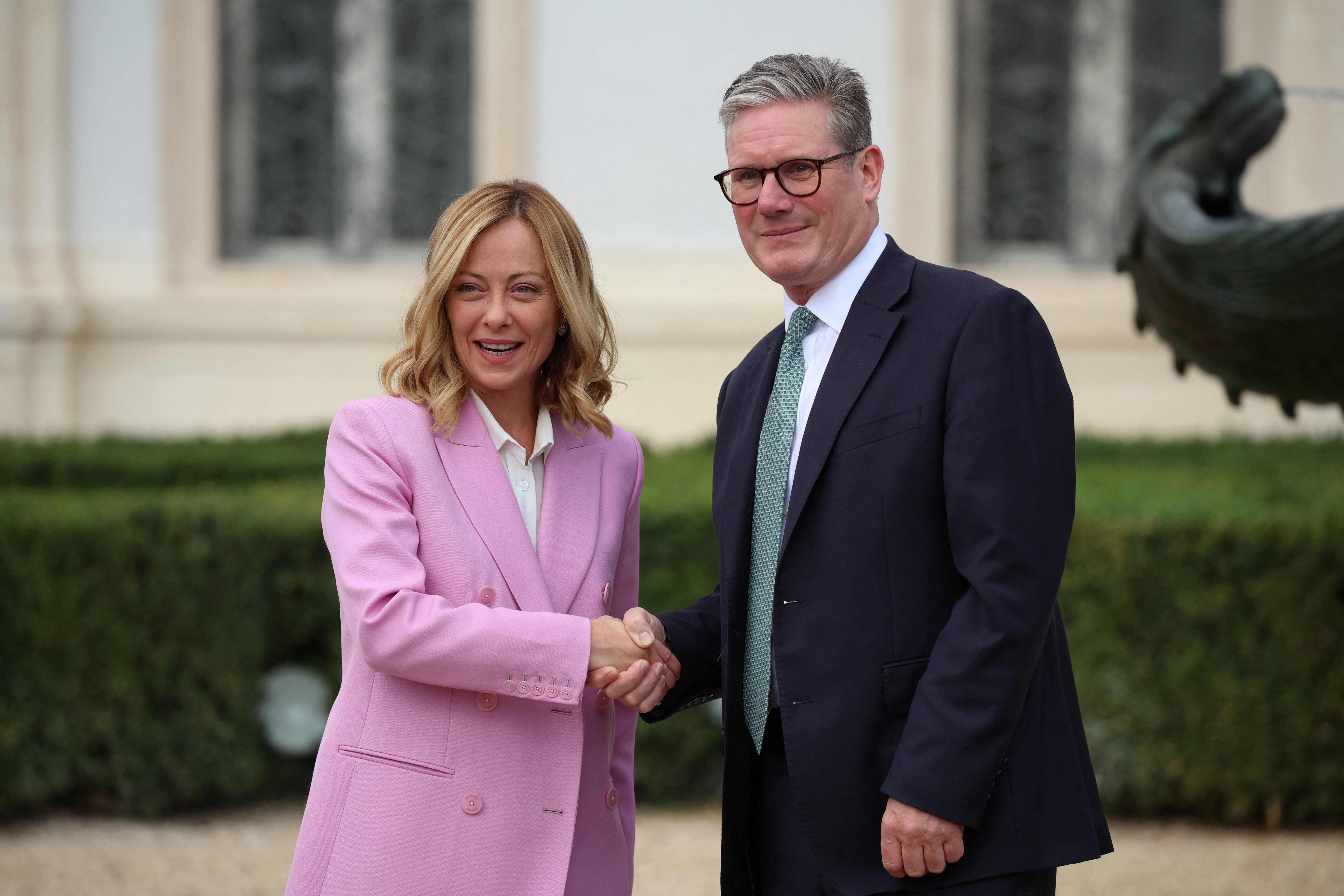 Keir Starmer con Giorgia Meloni en la Villa Doria Pompili de Roma