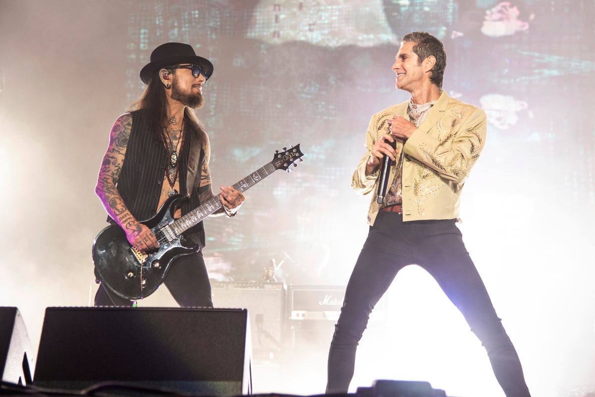 Famous 90s rock band sues its own front man