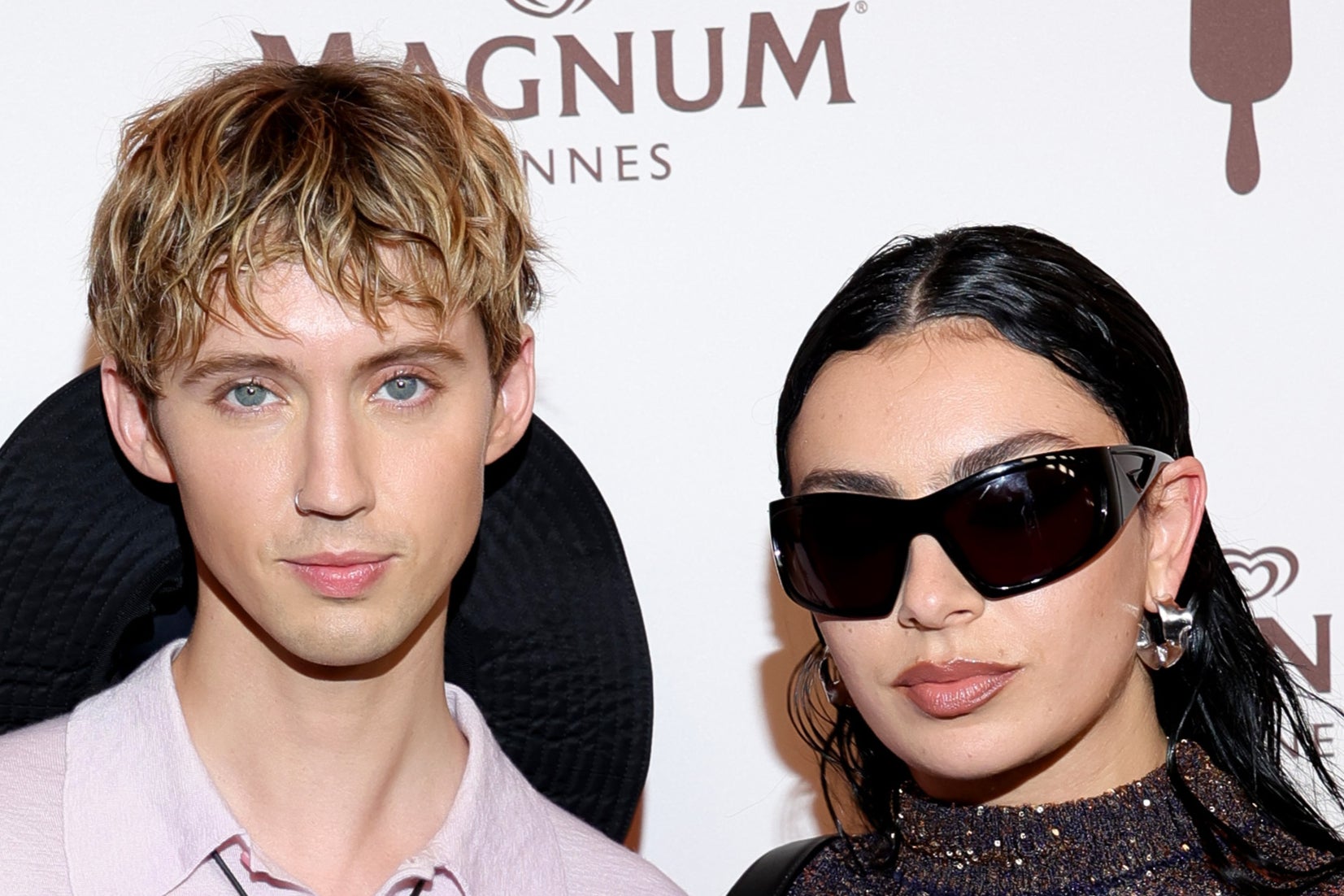 Troye Sivan e Charli XCX em Cannes em maio de 2024