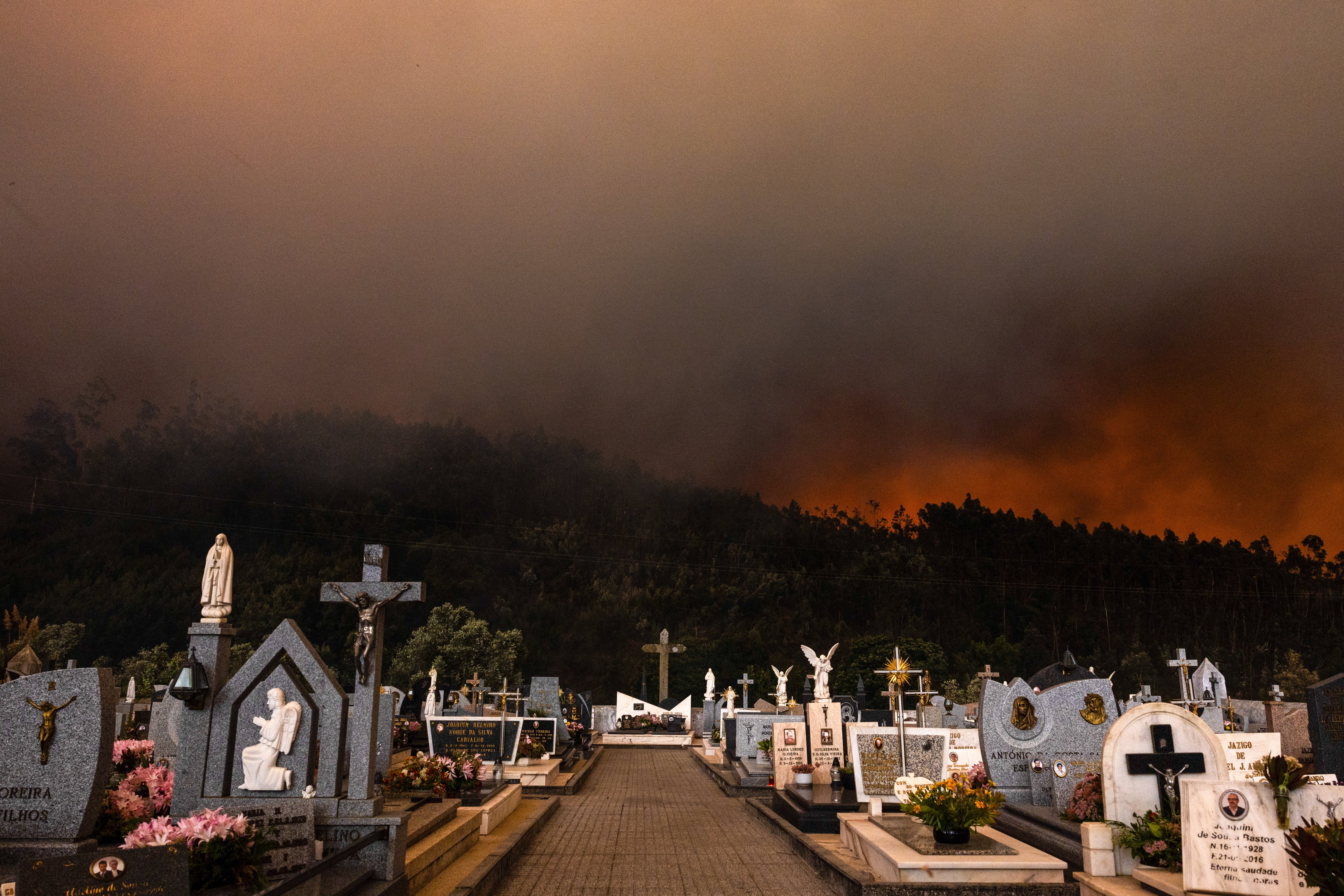 Cemitério de Covelo ladeado pelo incêndio florestal em Covelo, Gondomar, norte de Portugal