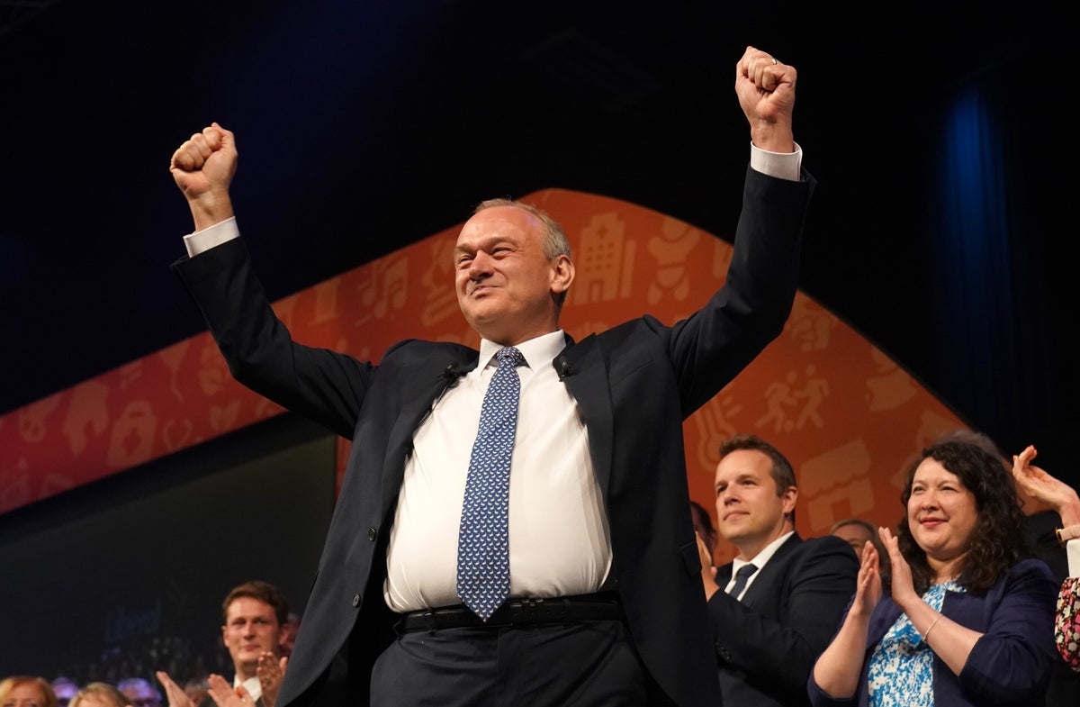 Ed Davey belts out ‘Sweet Caroline’ to finish Lib Dem conference