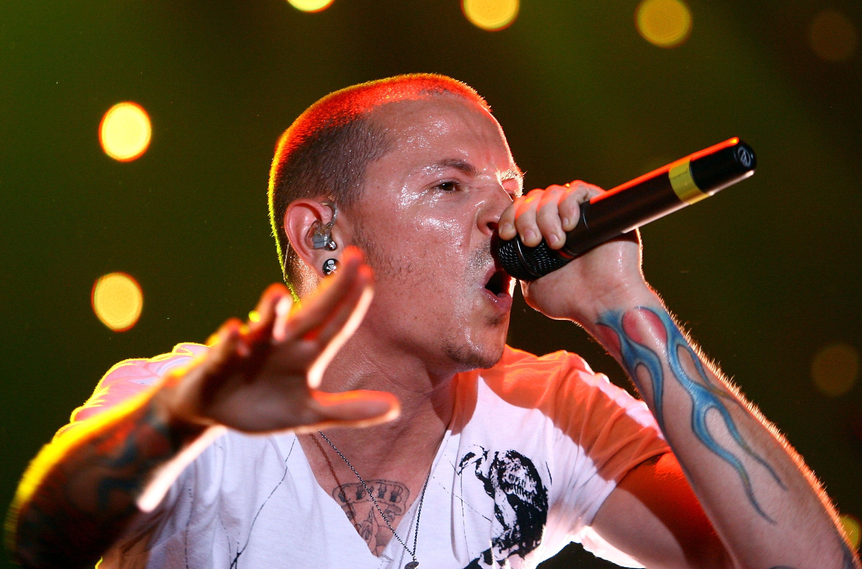 Chester Bennington performs in Japan, 2007