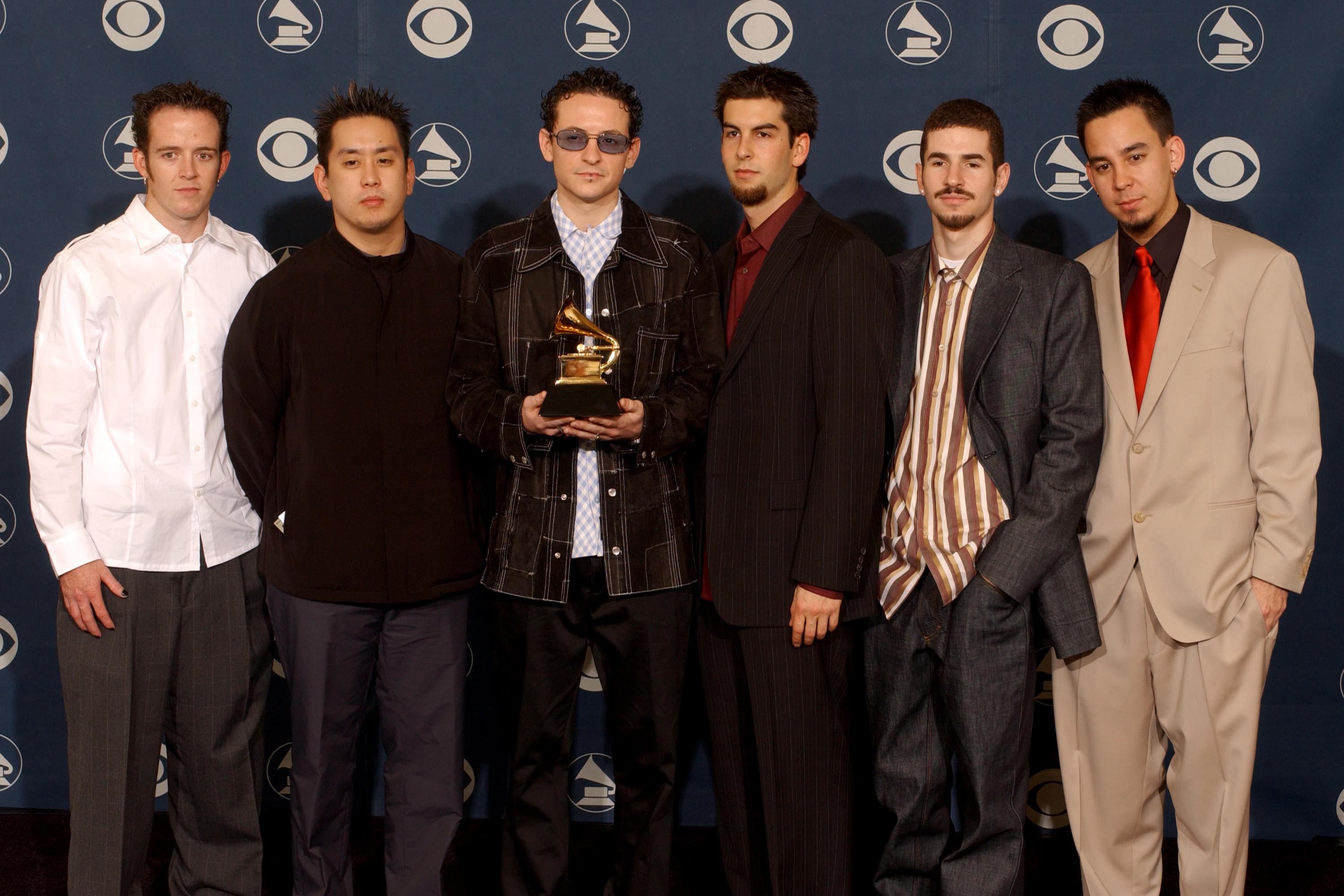 Linkin Park nos bastidores durante o 44º Grammy Awards em 2002