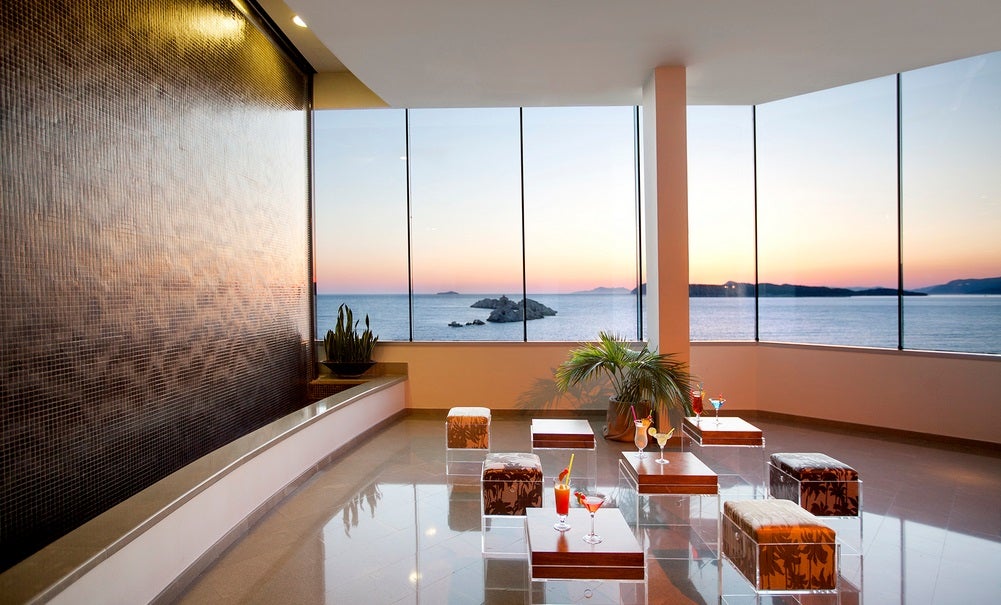 Discover contemporary interiors beside the sea