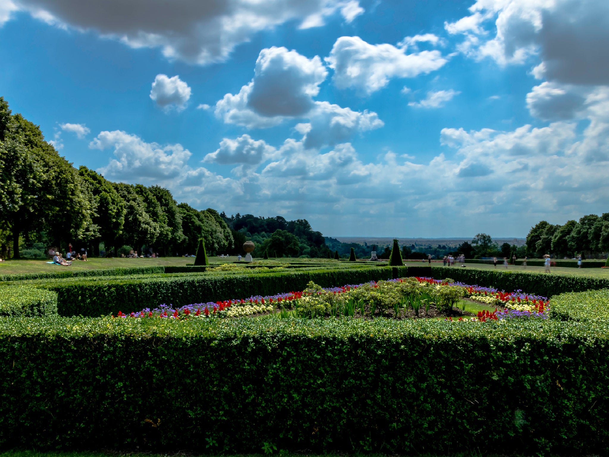 De labirintos a jardins bem cuidados, Cliveden tem 370 acres de espaço ao ar livre