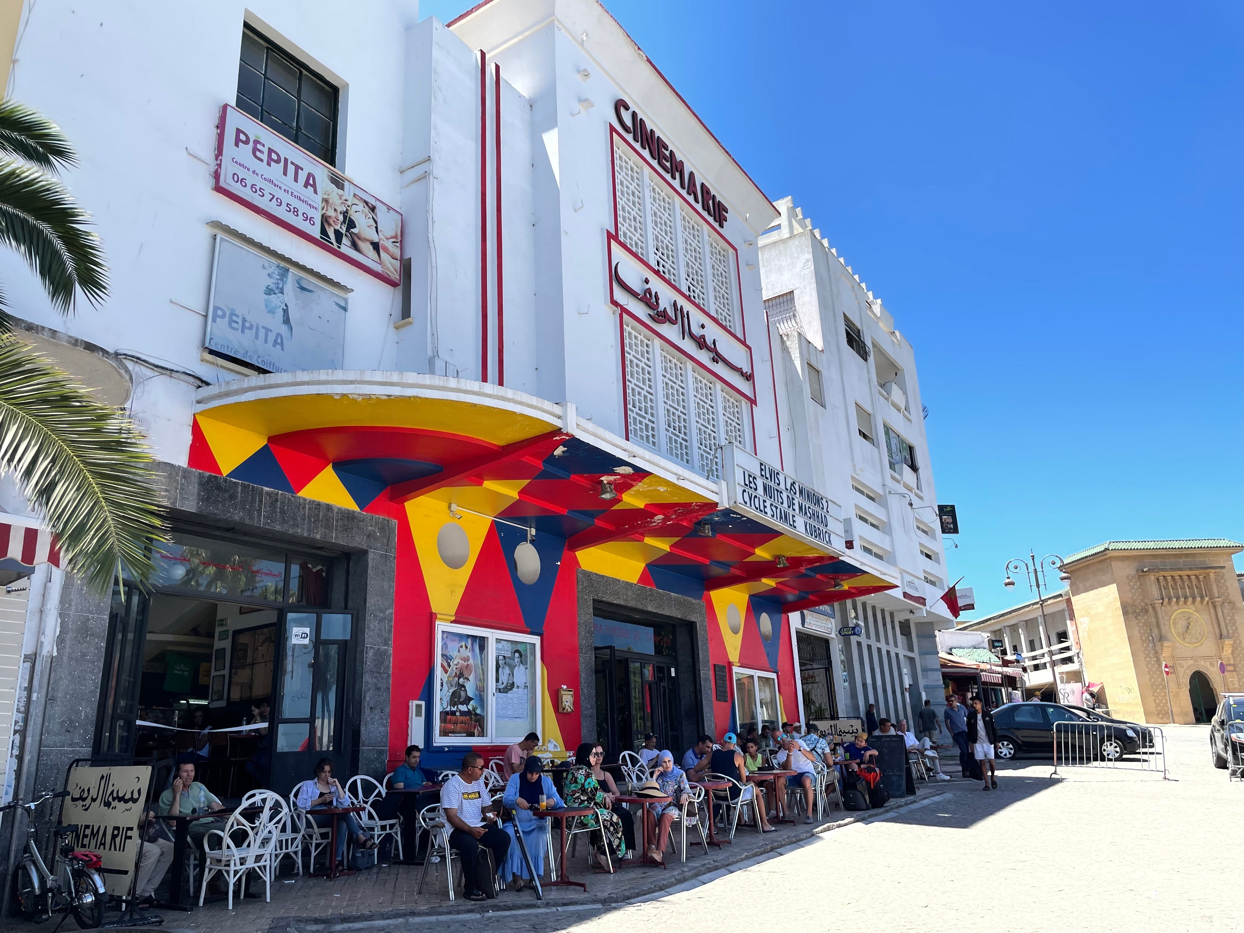 Um cinema Art Déco fica na praça principal de Tânger